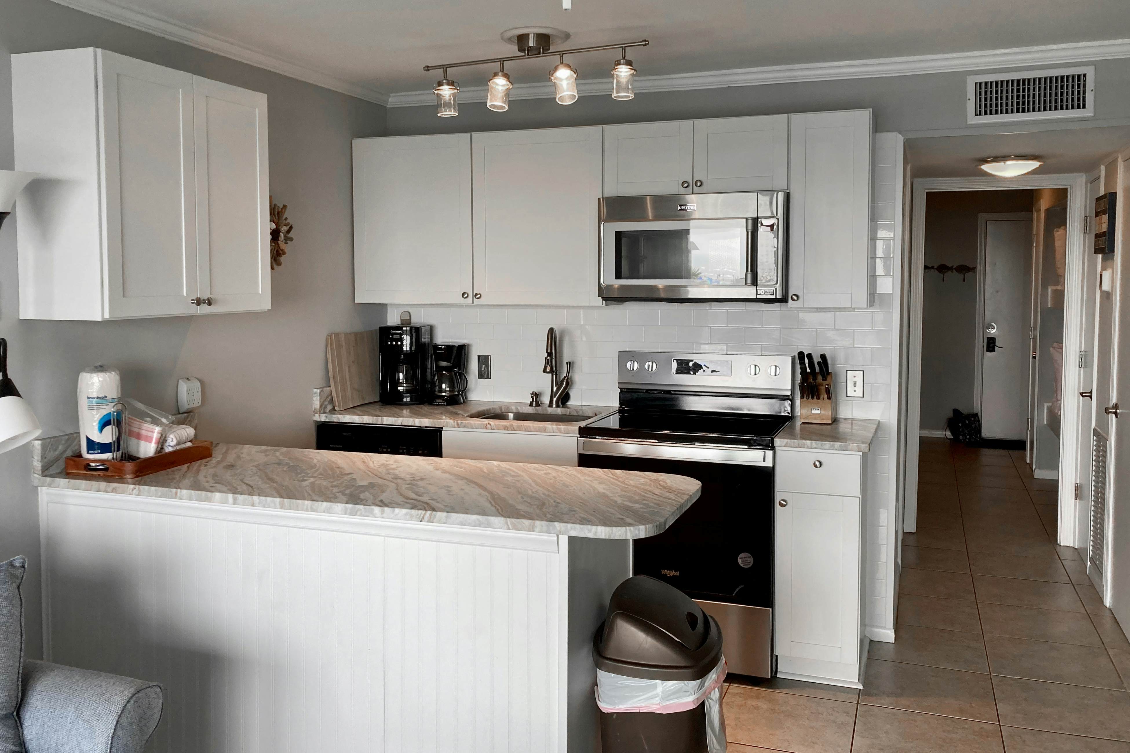 Ocean front condo villa near restaurants & state park with beach access, pool & pier