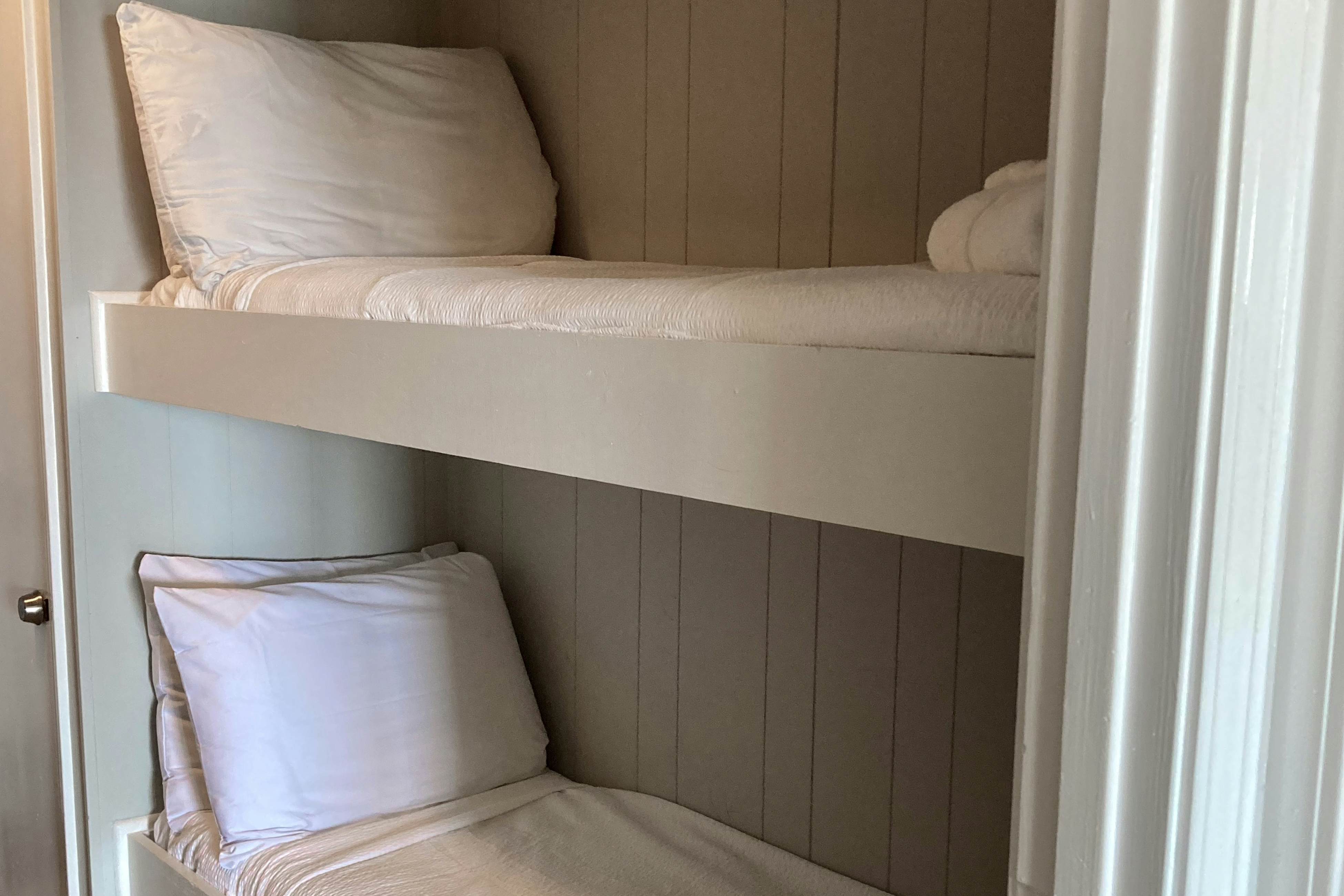 Ocean front condo villa near restaurants & state park with beach access, pool & pier