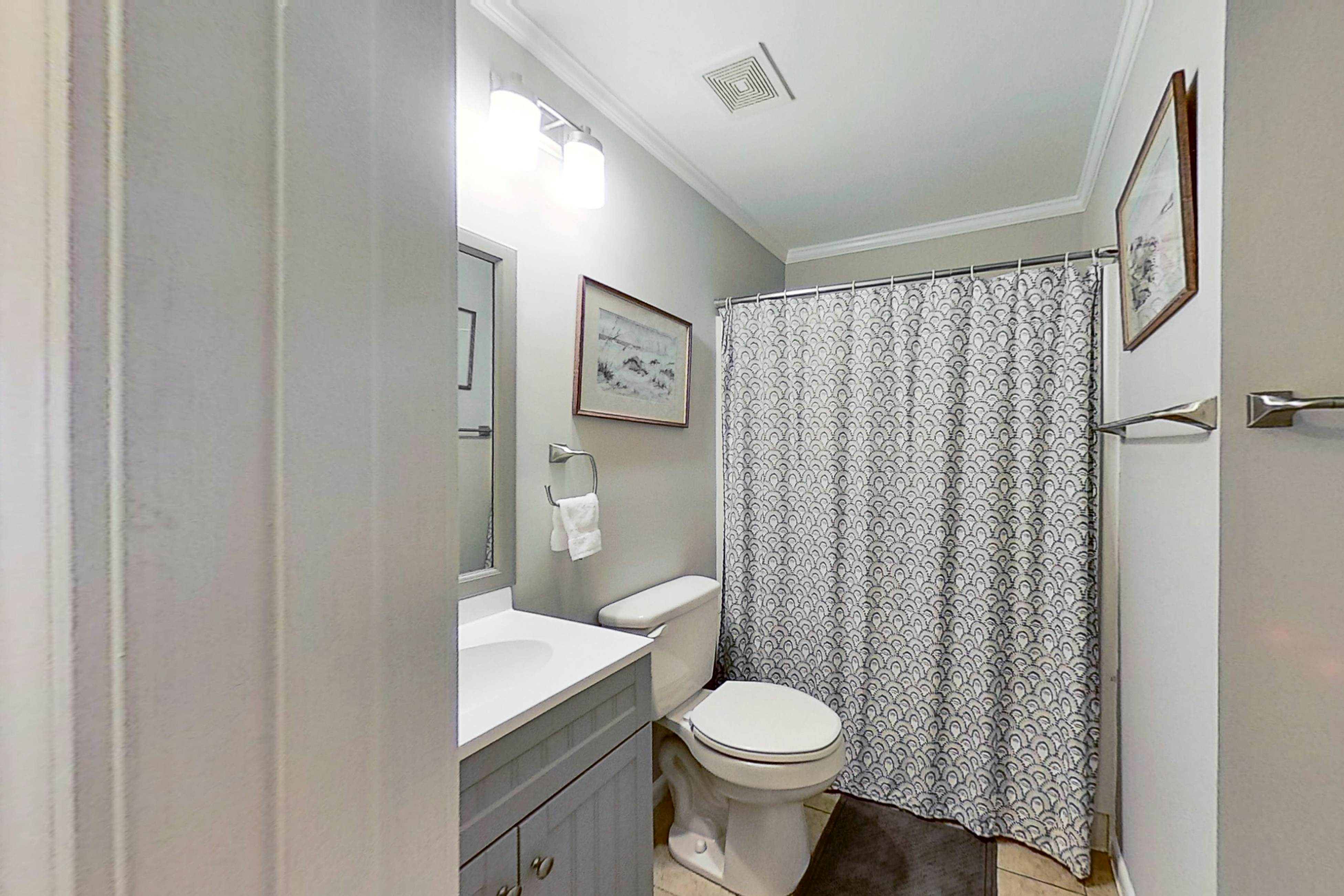 Ocean front condo villa near restaurants & state park with beach access, pool & pier