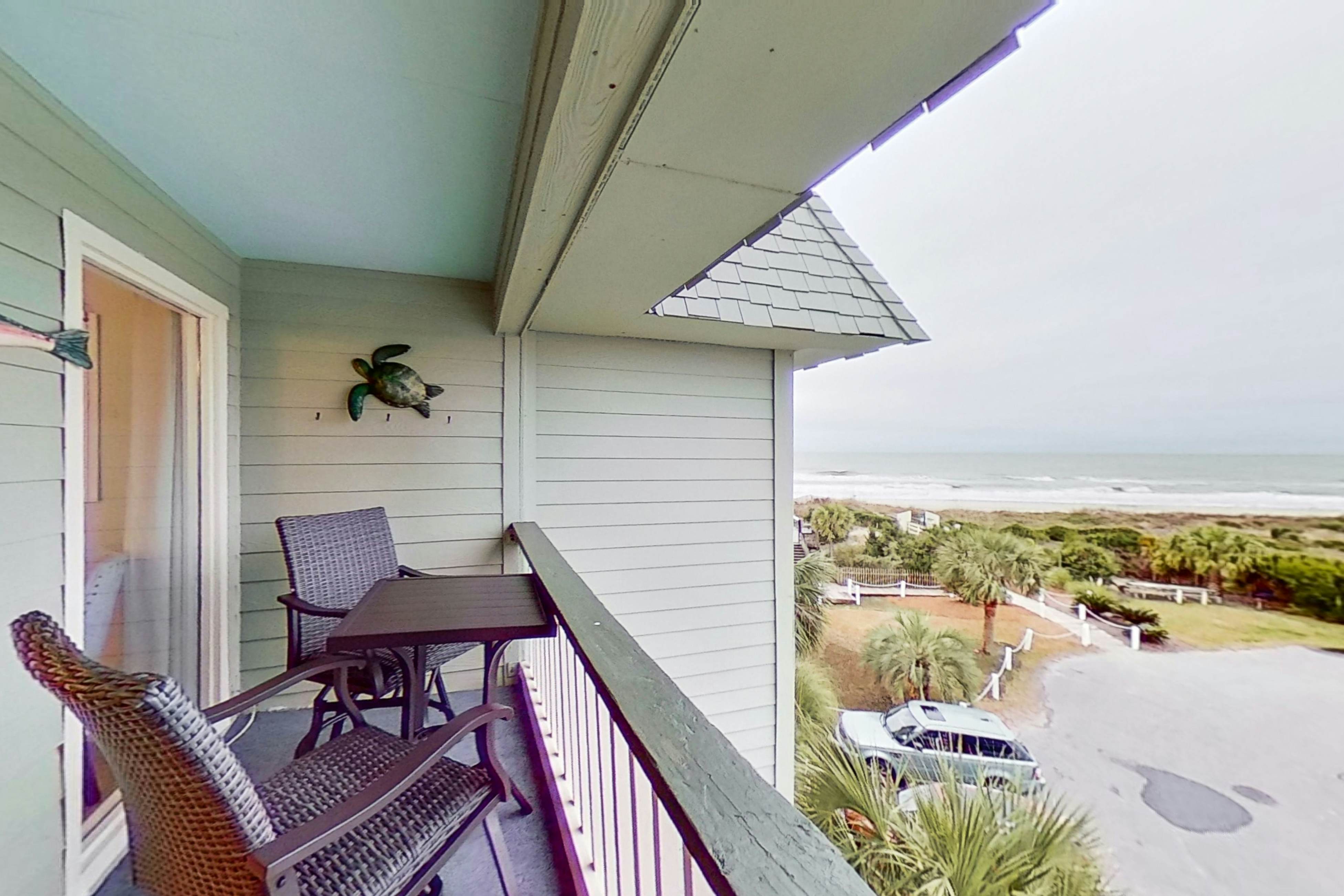 Ocean front condo villa near restaurants & state park with beach access, pool & pier