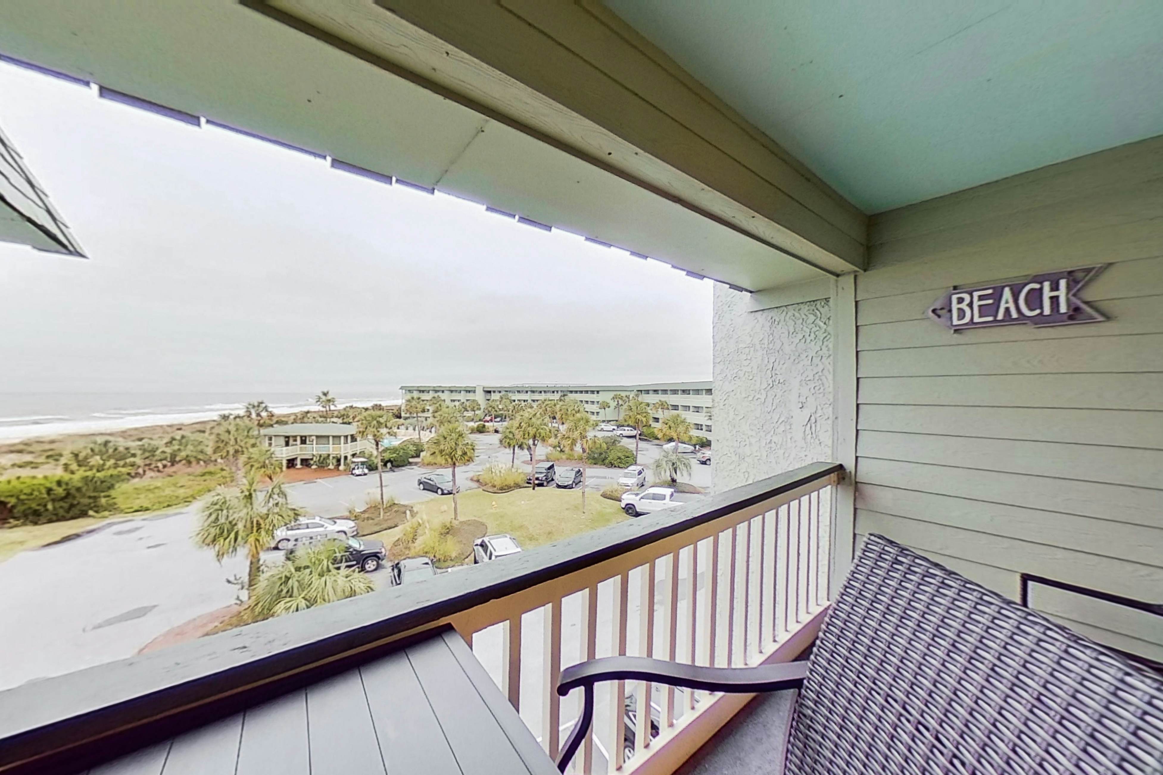 Ocean front condo villa near restaurants & state park with beach access, pool & pier