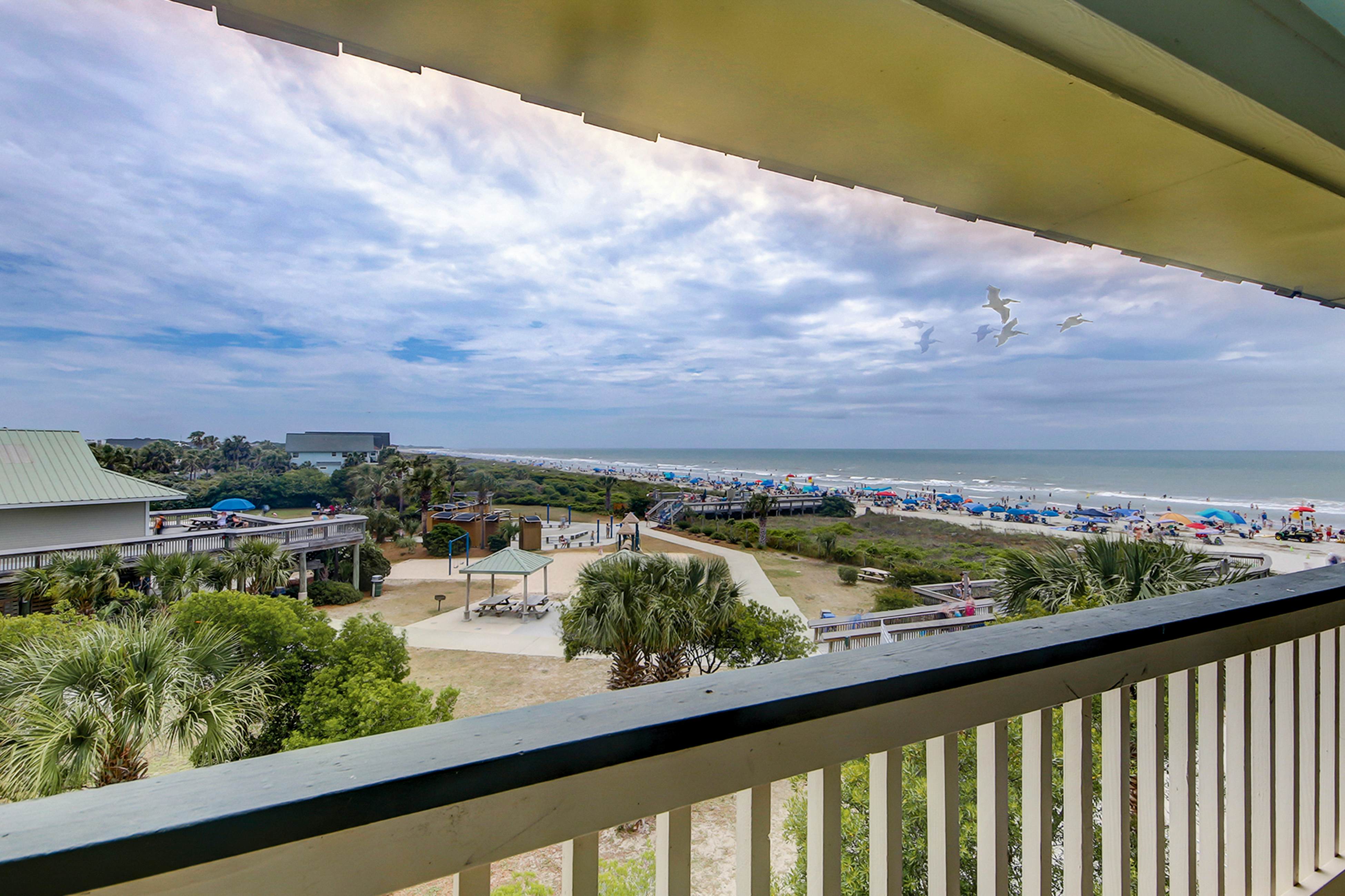 Ocean front condo villa near restaurants & state park with beach access, pool & pier