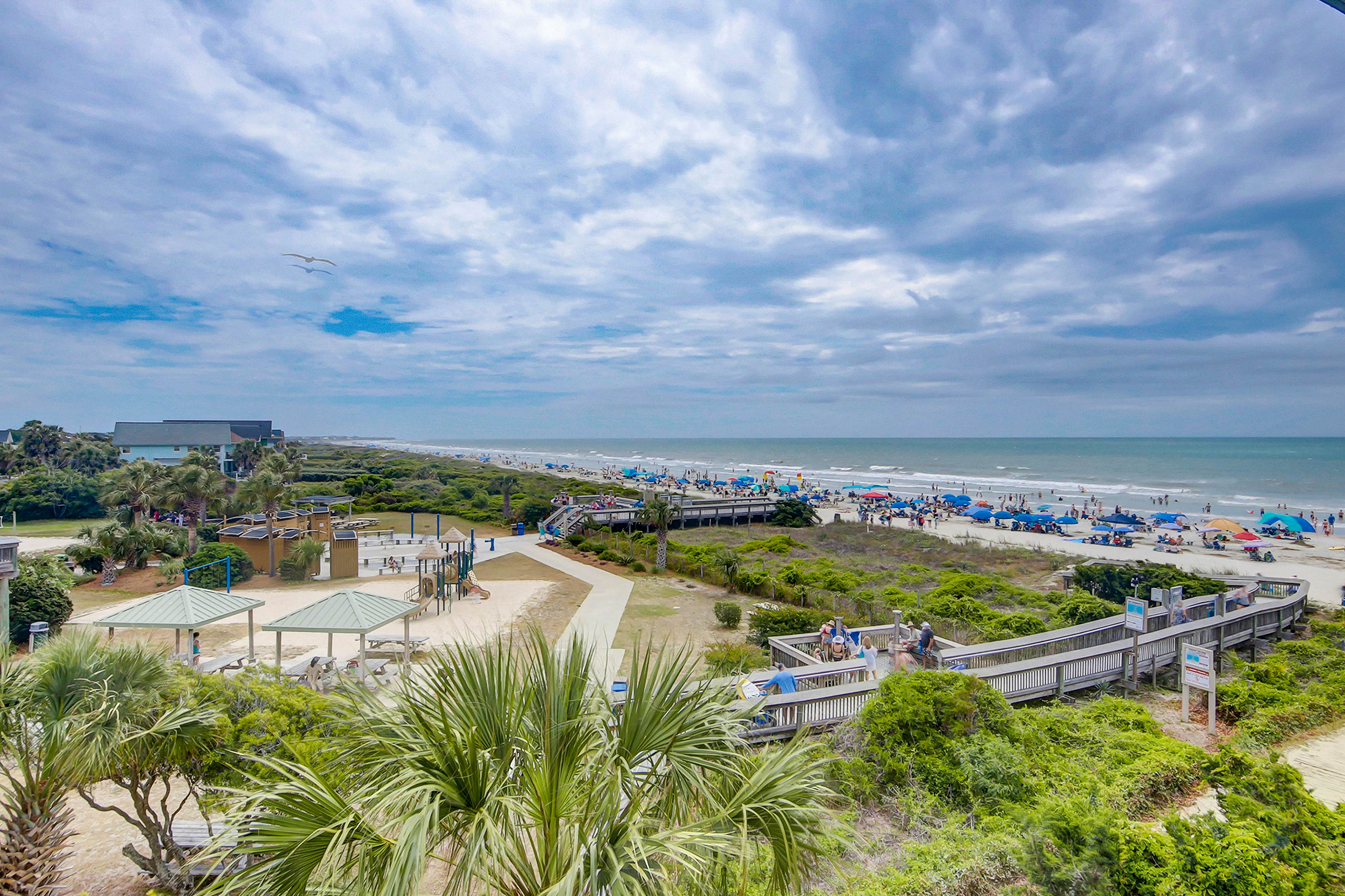 Ocean front condo villa near restaurants & state park with beach access, pool & pier