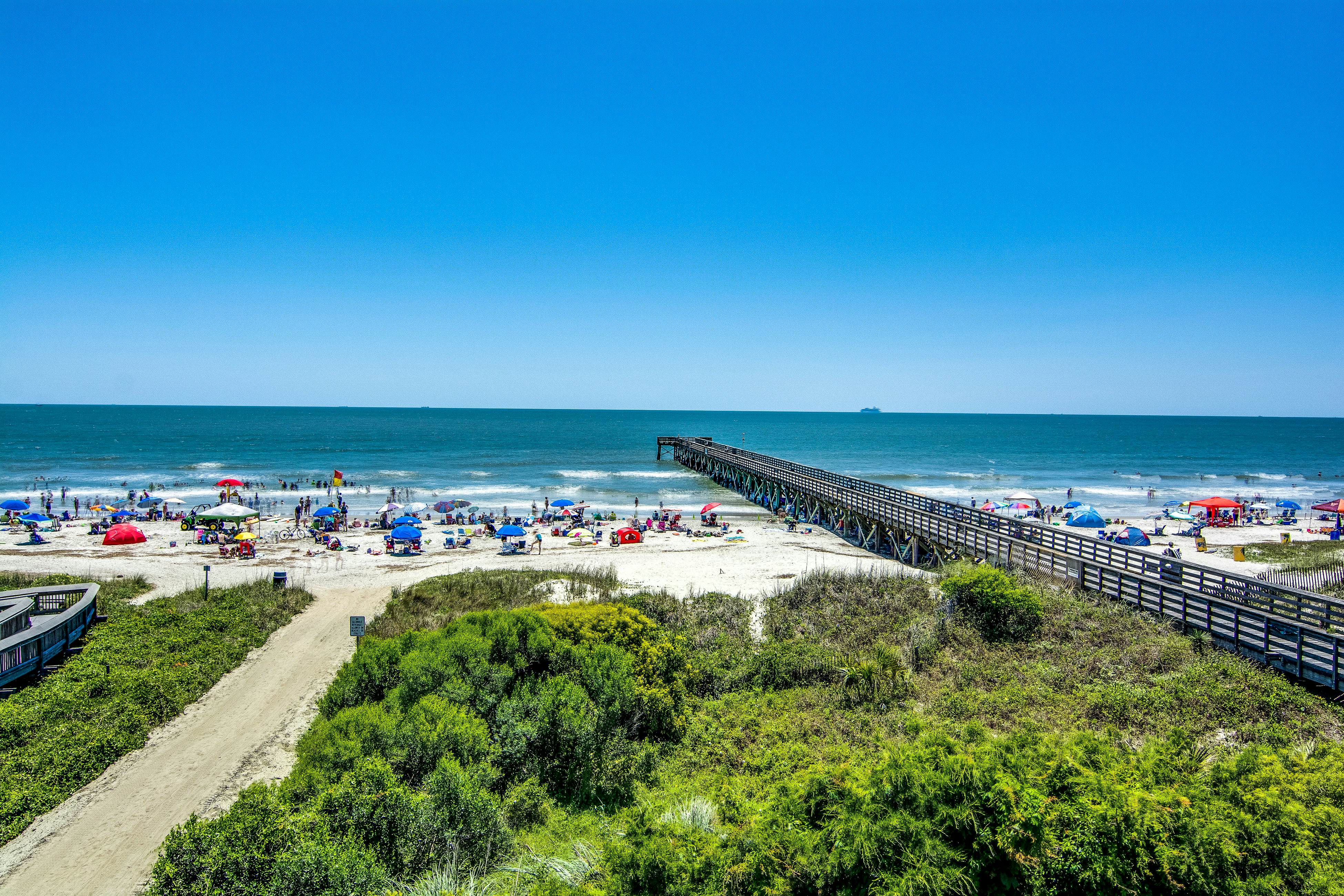 Ocean front condo villa near restaurants & state park with beach access, pool & pier