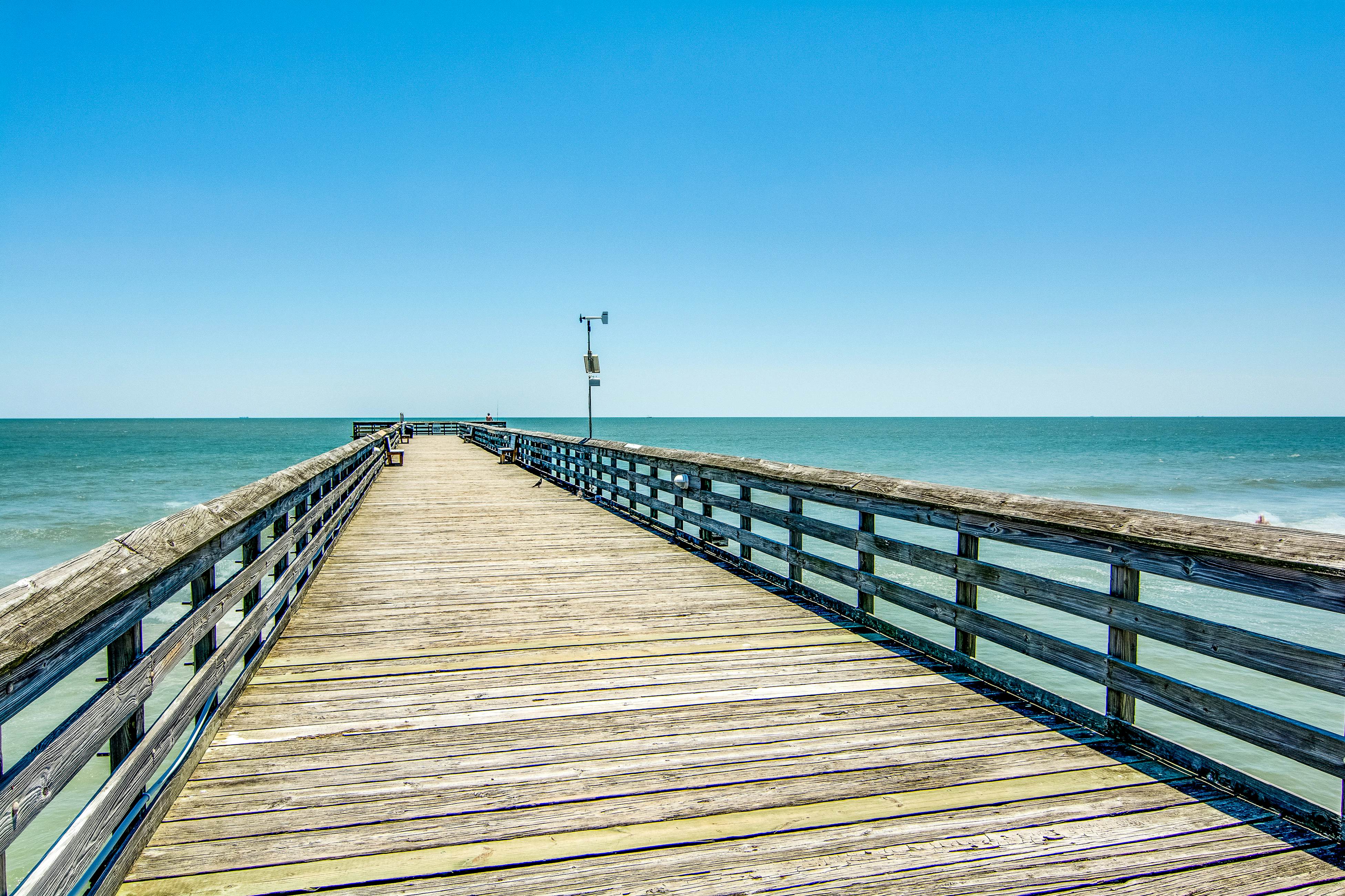 Ocean front condo villa near restaurants & state park with beach access, pool & pier