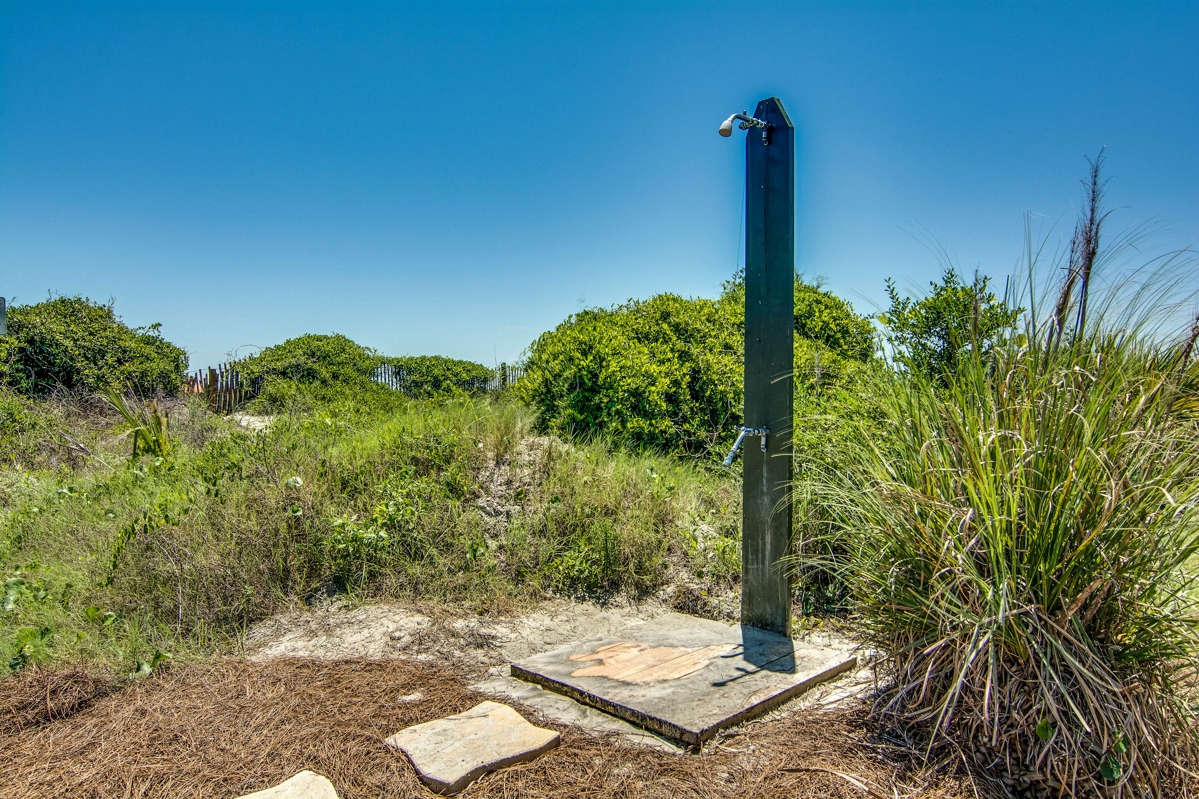 Ocean front condo villa near restaurants & state park with beach access, pool & pier