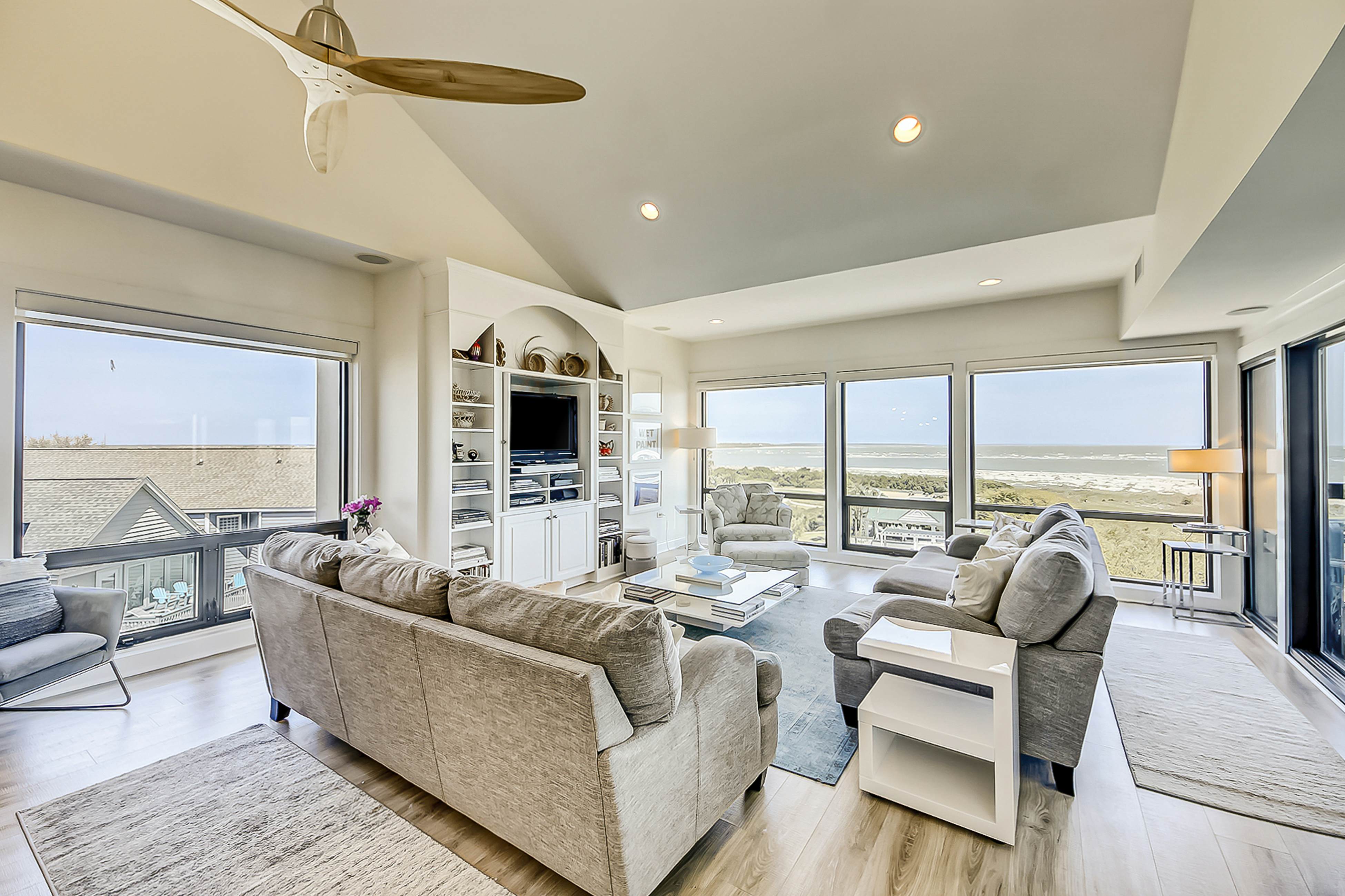 Luxury penthouse with stunning oceanfront views, 3 decks, pool & hot tub