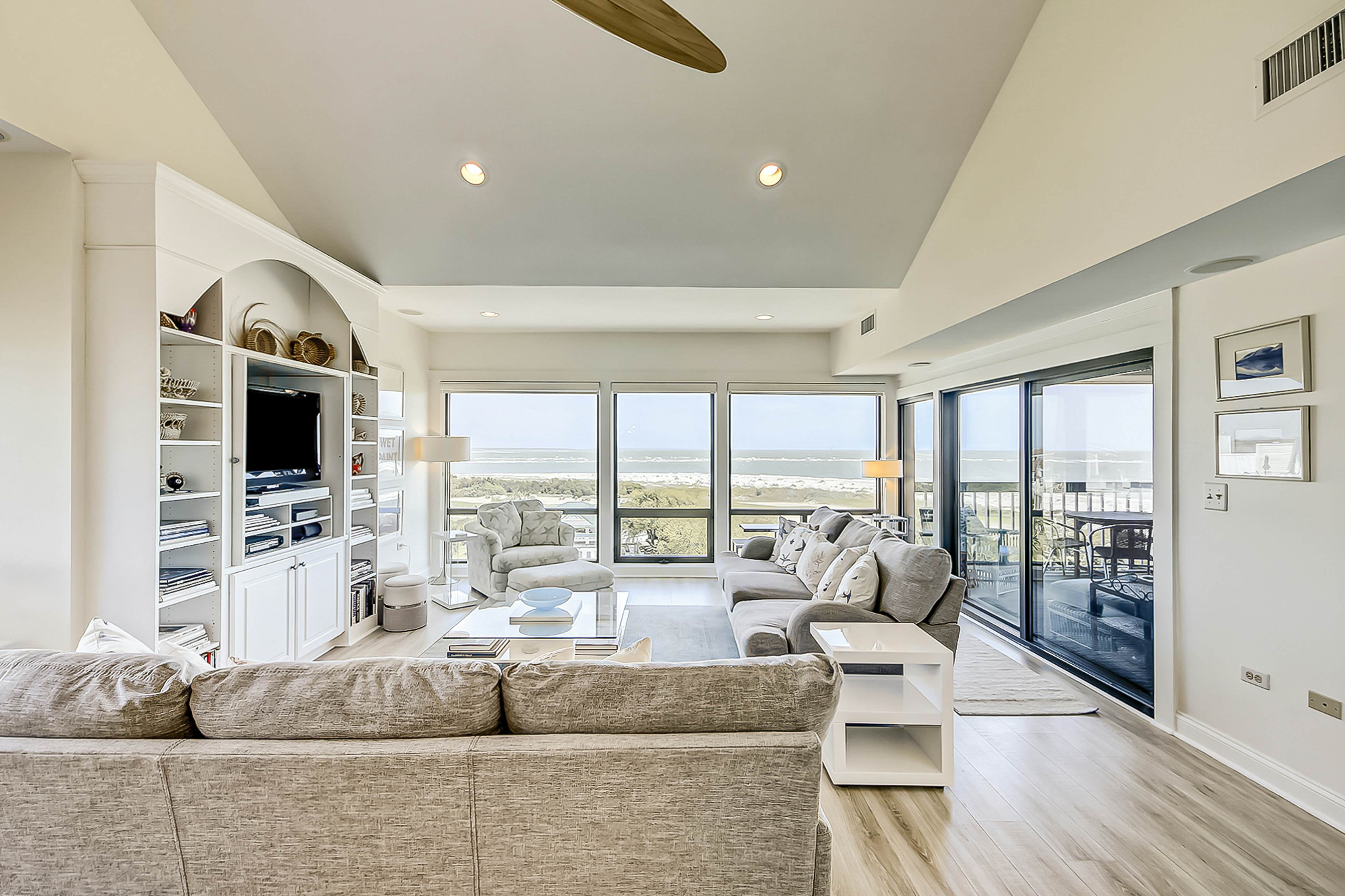Luxury penthouse with stunning oceanfront views, 3 decks, pool & hot tub