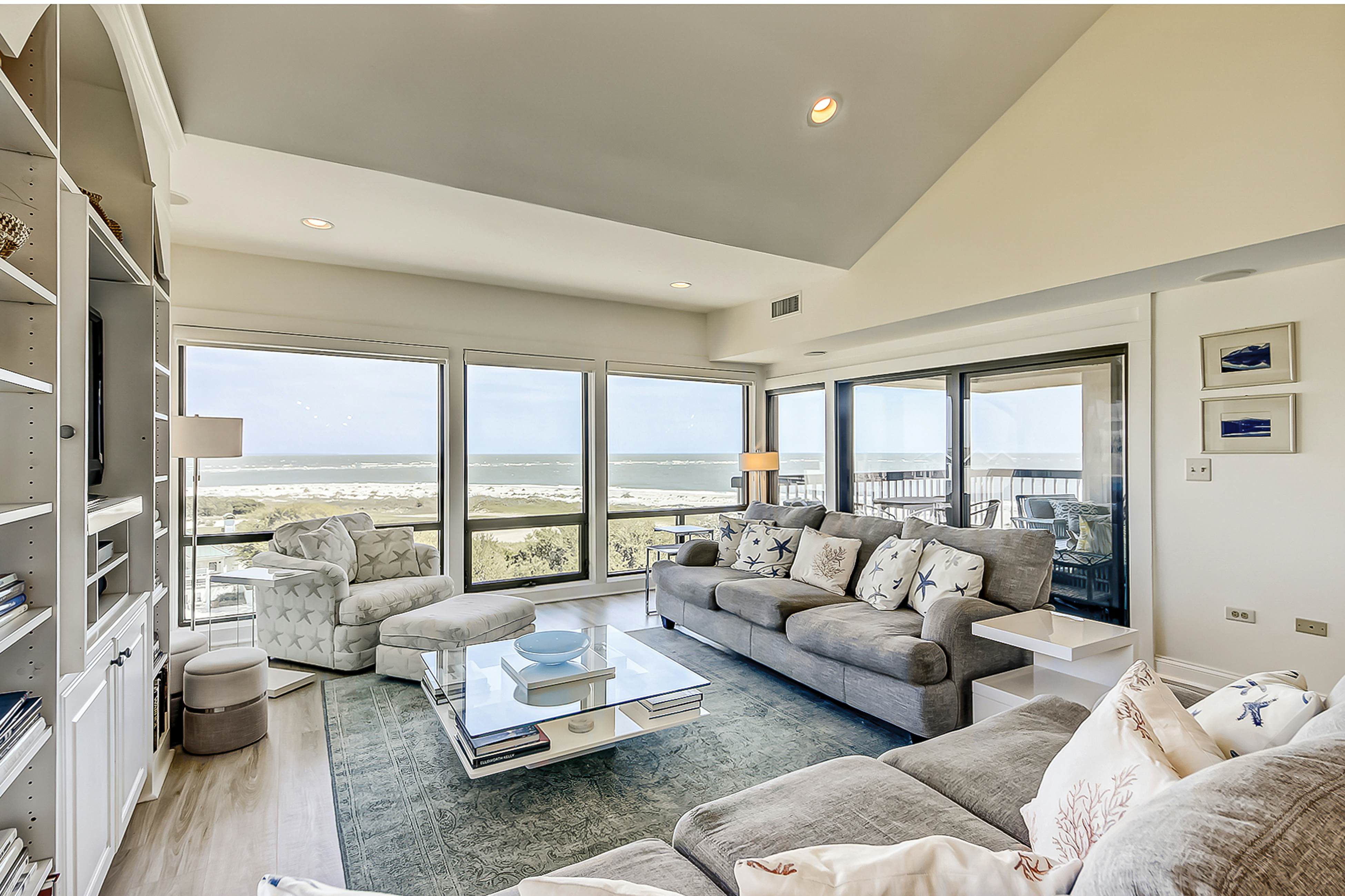 Luxury penthouse with stunning oceanfront views, 3 decks, pool & hot tub