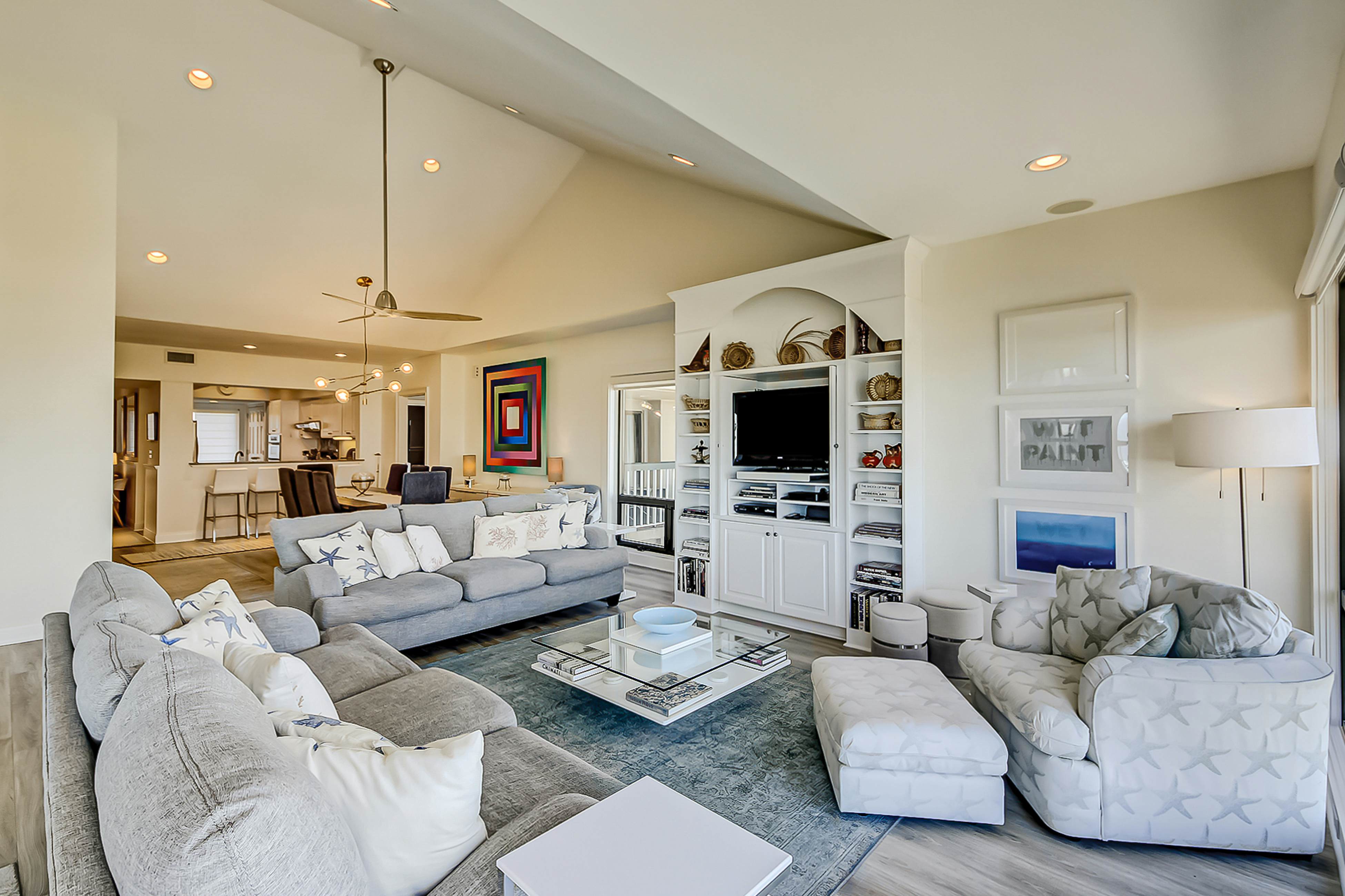 Luxury penthouse with stunning oceanfront views, 3 decks, pool & hot tub