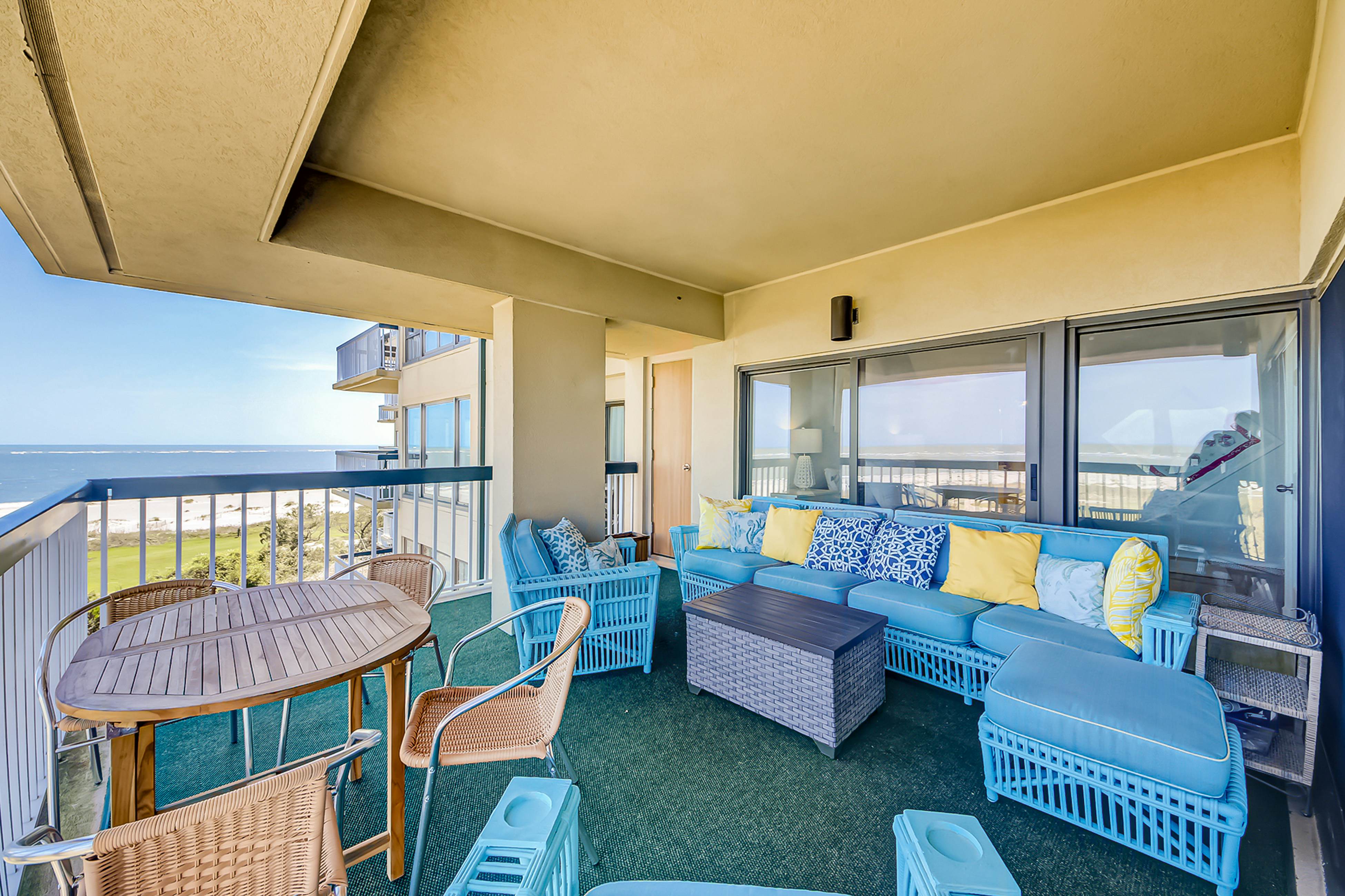 Luxury penthouse with stunning oceanfront views, 3 decks, pool & hot tub