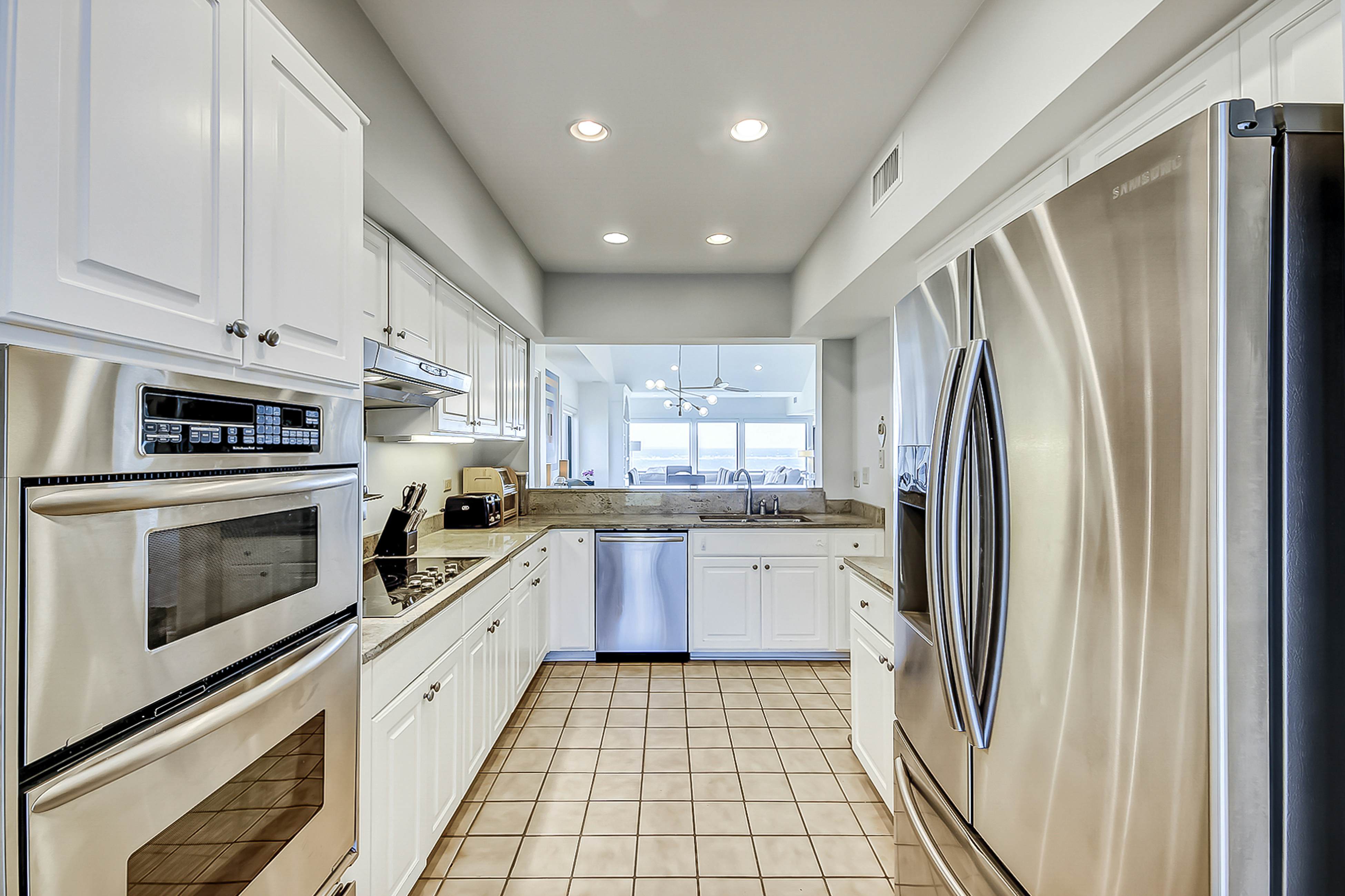 Luxury penthouse with stunning oceanfront views, 3 decks, pool & hot tub