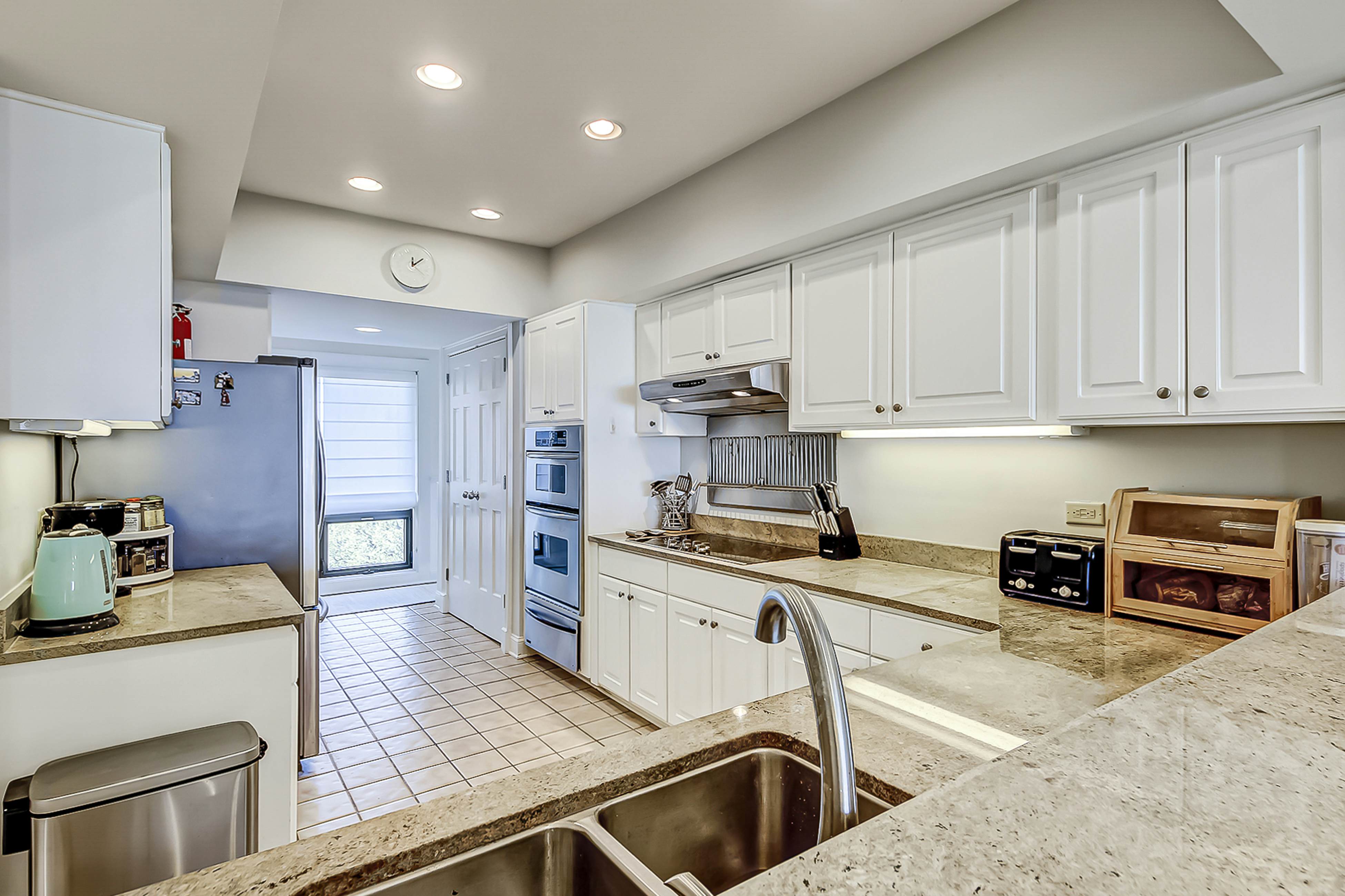 Luxury penthouse with stunning oceanfront views, 3 decks, pool & hot tub