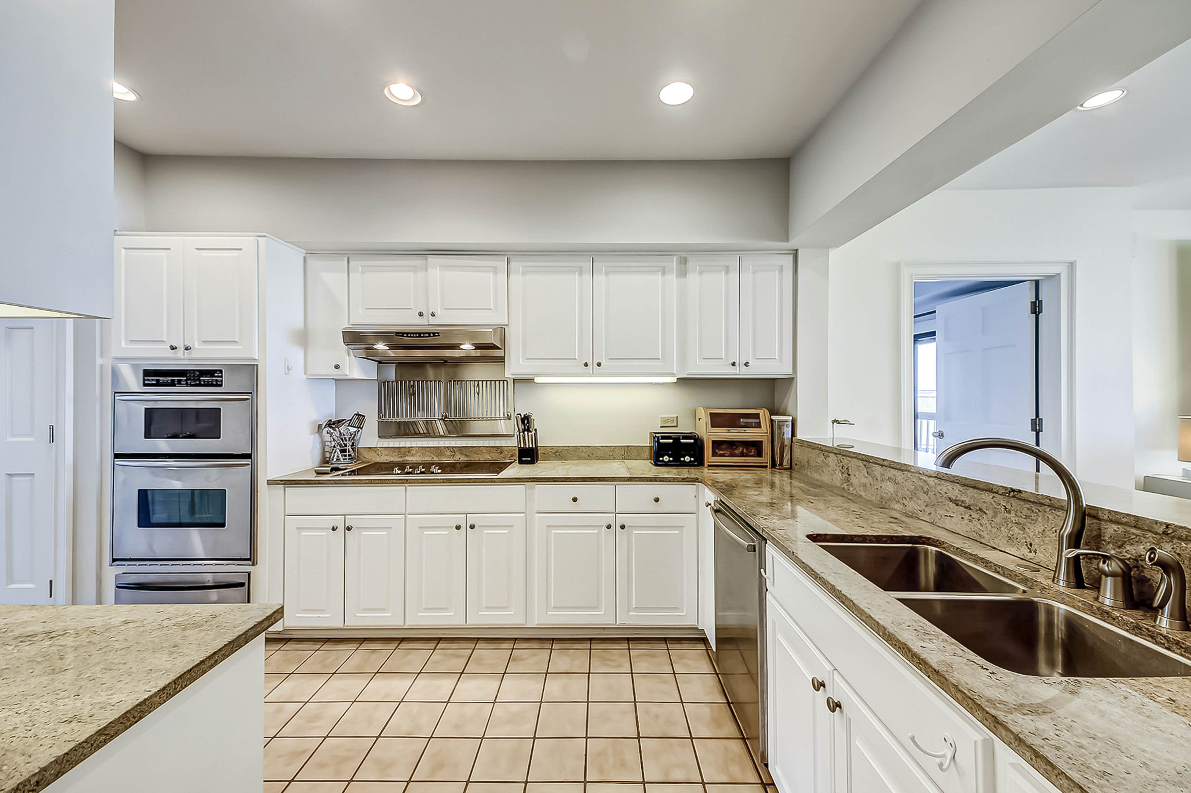 Luxury penthouse with stunning oceanfront views, 3 decks, pool & hot tub