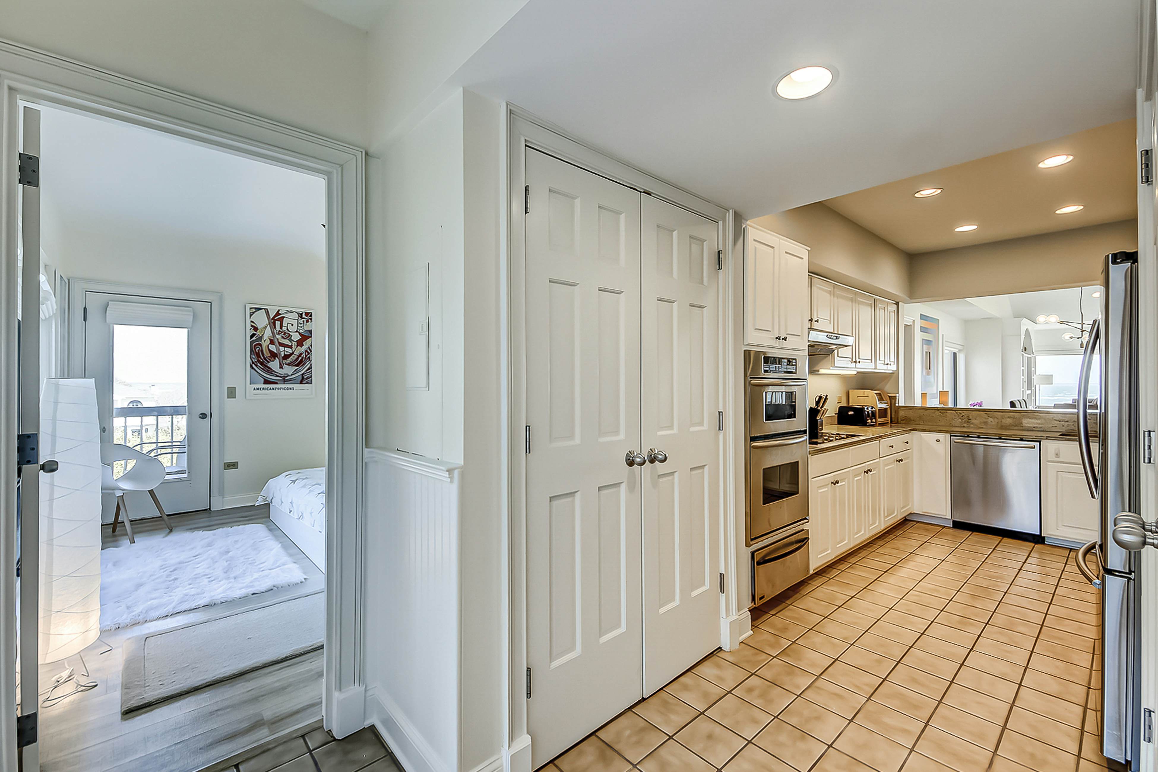 Luxury penthouse with stunning oceanfront views, 3 decks, pool & hot tub