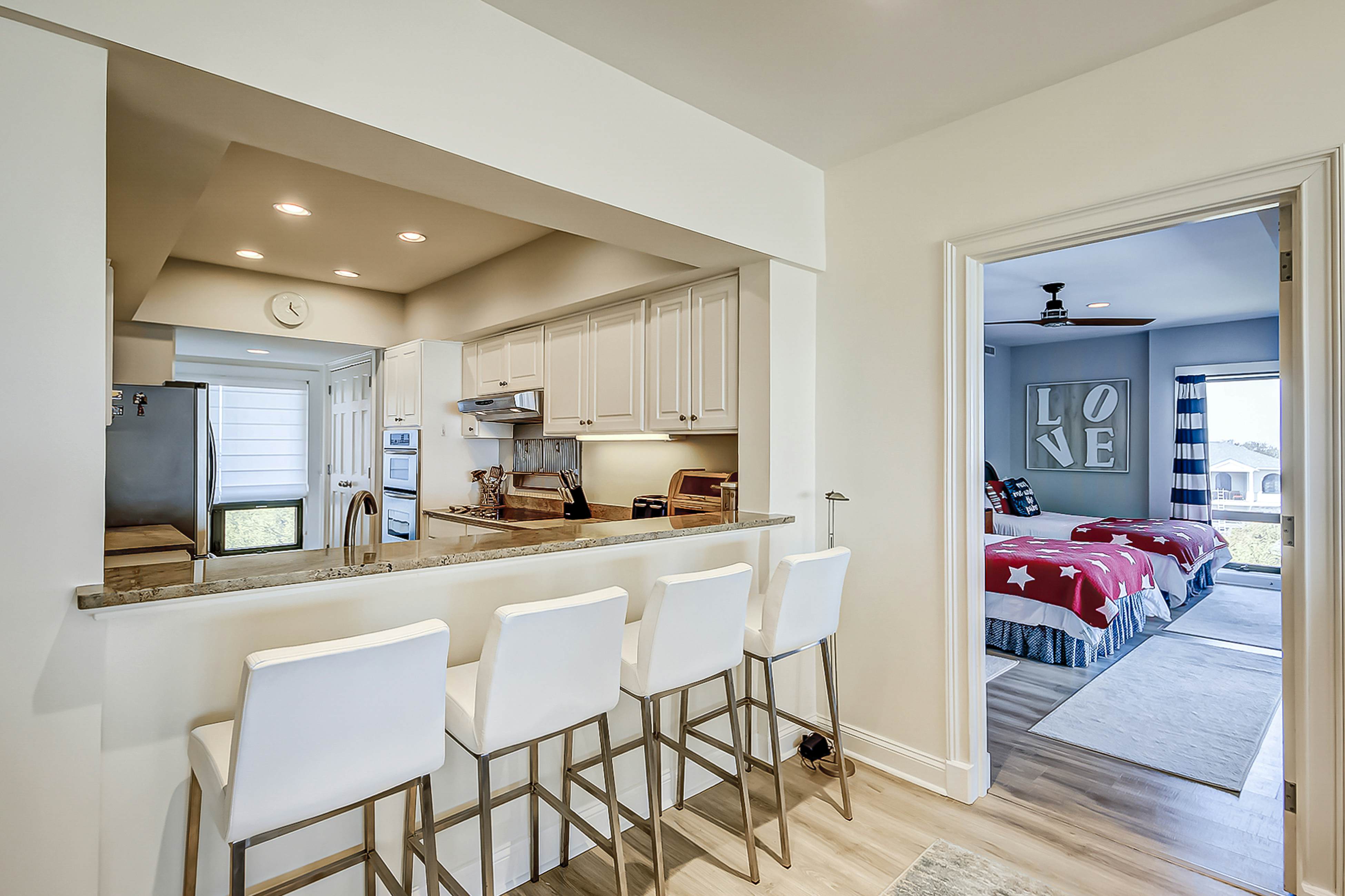 Luxury penthouse with stunning oceanfront views, 3 decks, pool & hot tub