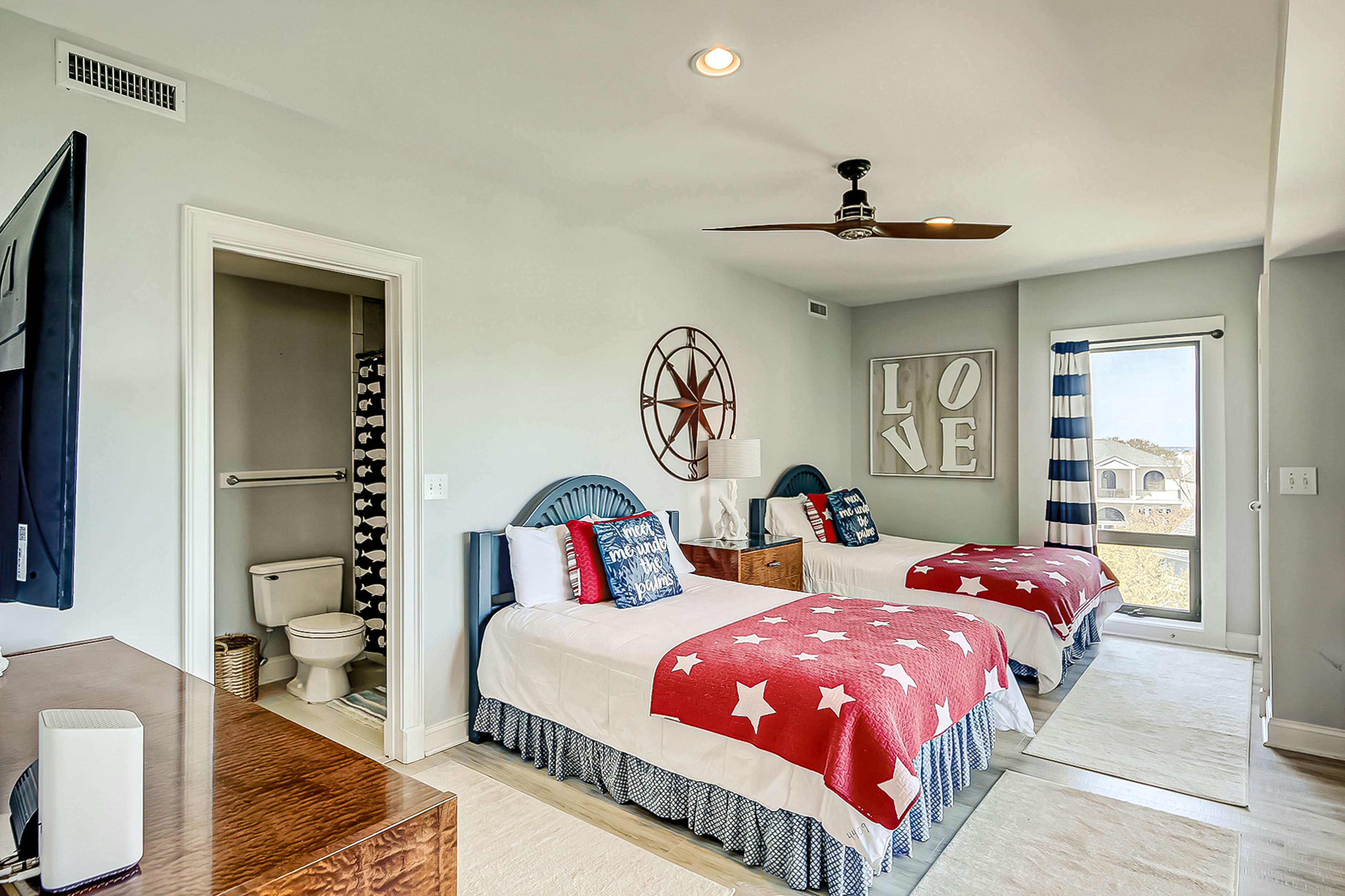 Luxury penthouse with stunning oceanfront views, 3 decks, pool & hot tub