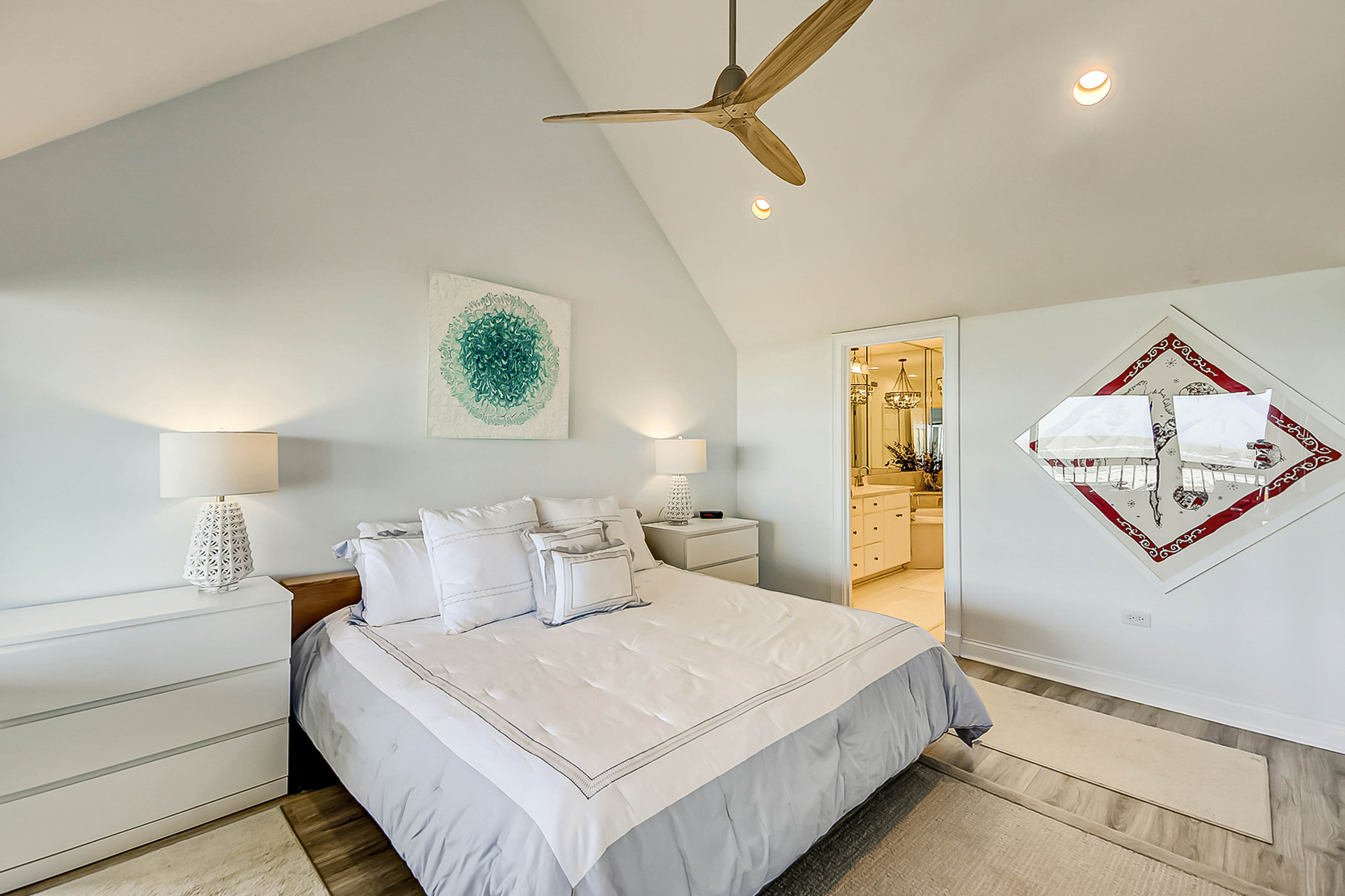 Luxury penthouse with stunning oceanfront views, 3 decks, pool & hot tub