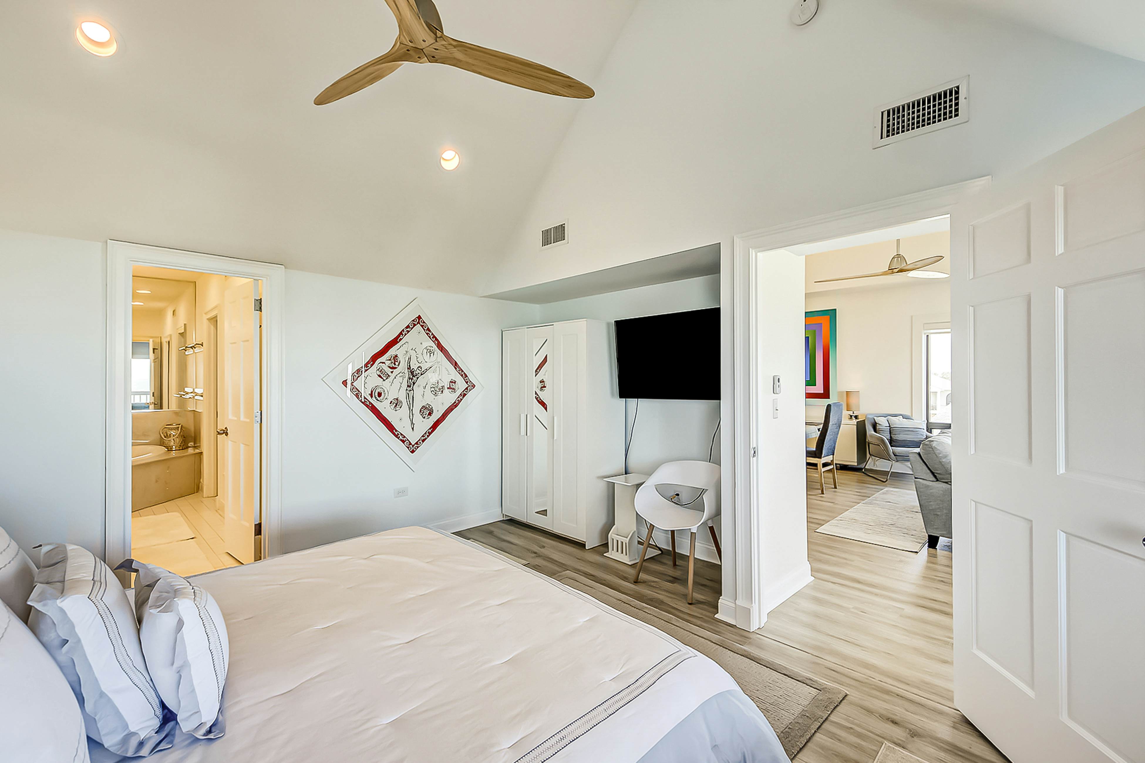 Luxury penthouse with stunning oceanfront views, 3 decks, pool & hot tub