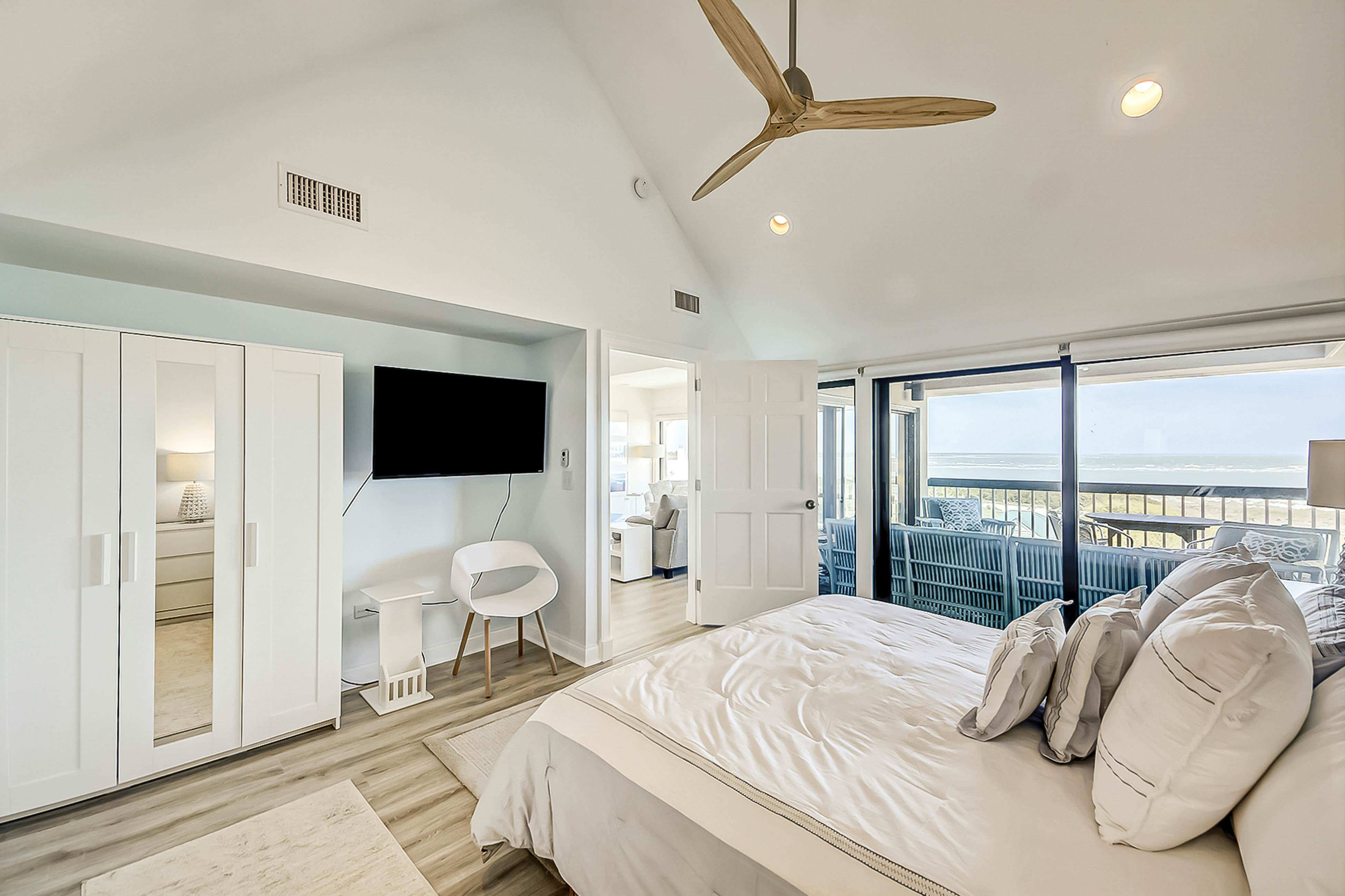 Luxury penthouse with stunning oceanfront views, 3 decks, pool & hot tub