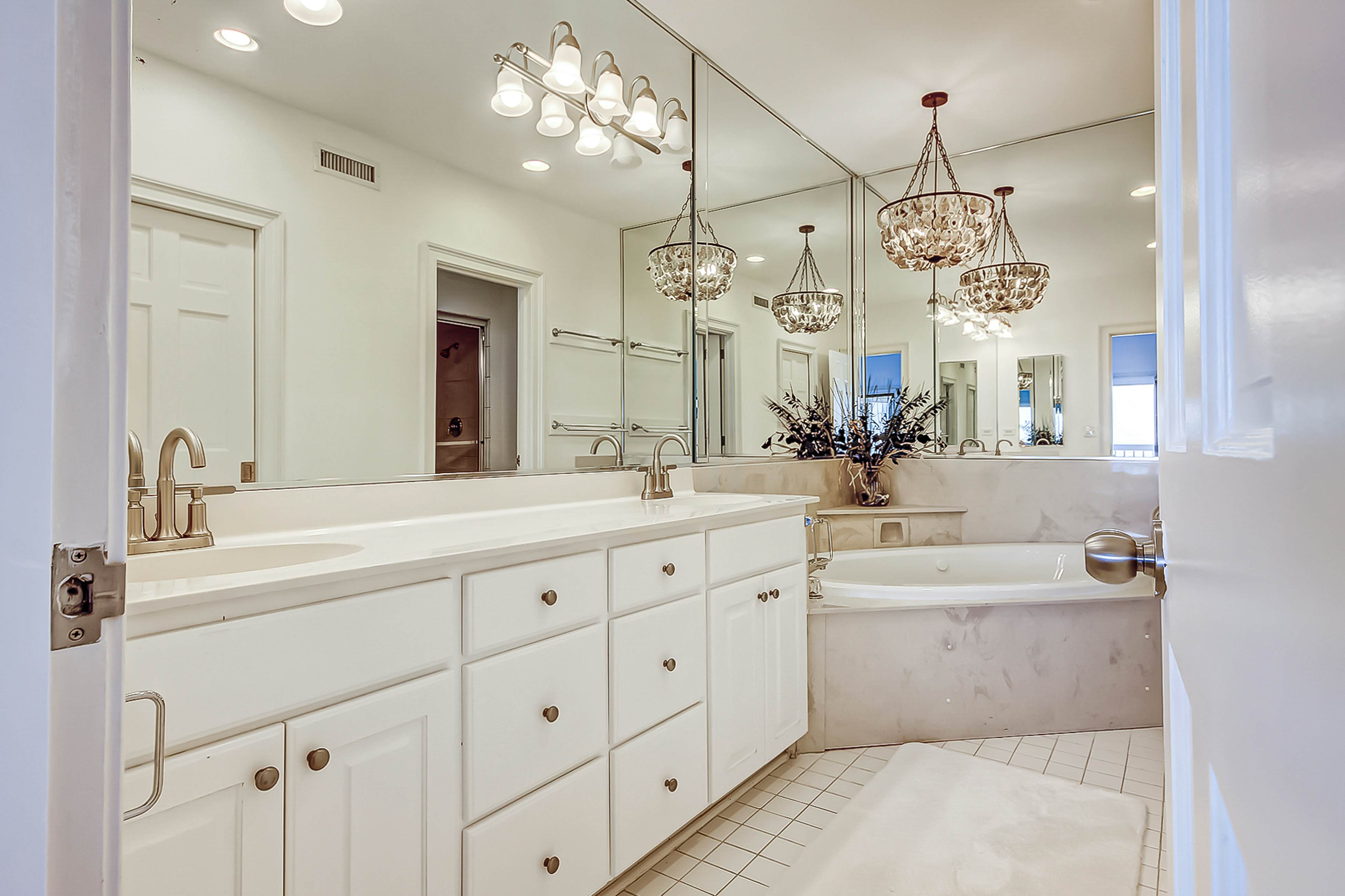 Luxury penthouse with stunning oceanfront views, 3 decks, pool & hot tub