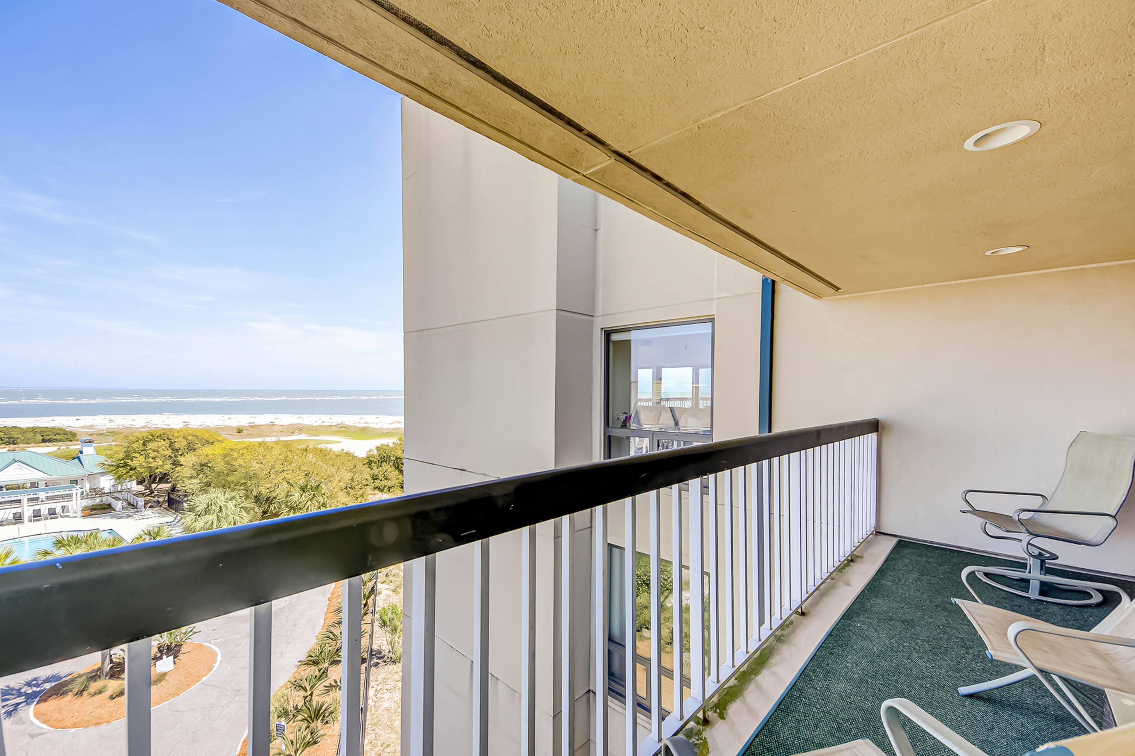 Luxury penthouse with stunning oceanfront views, 3 decks, pool & hot tub