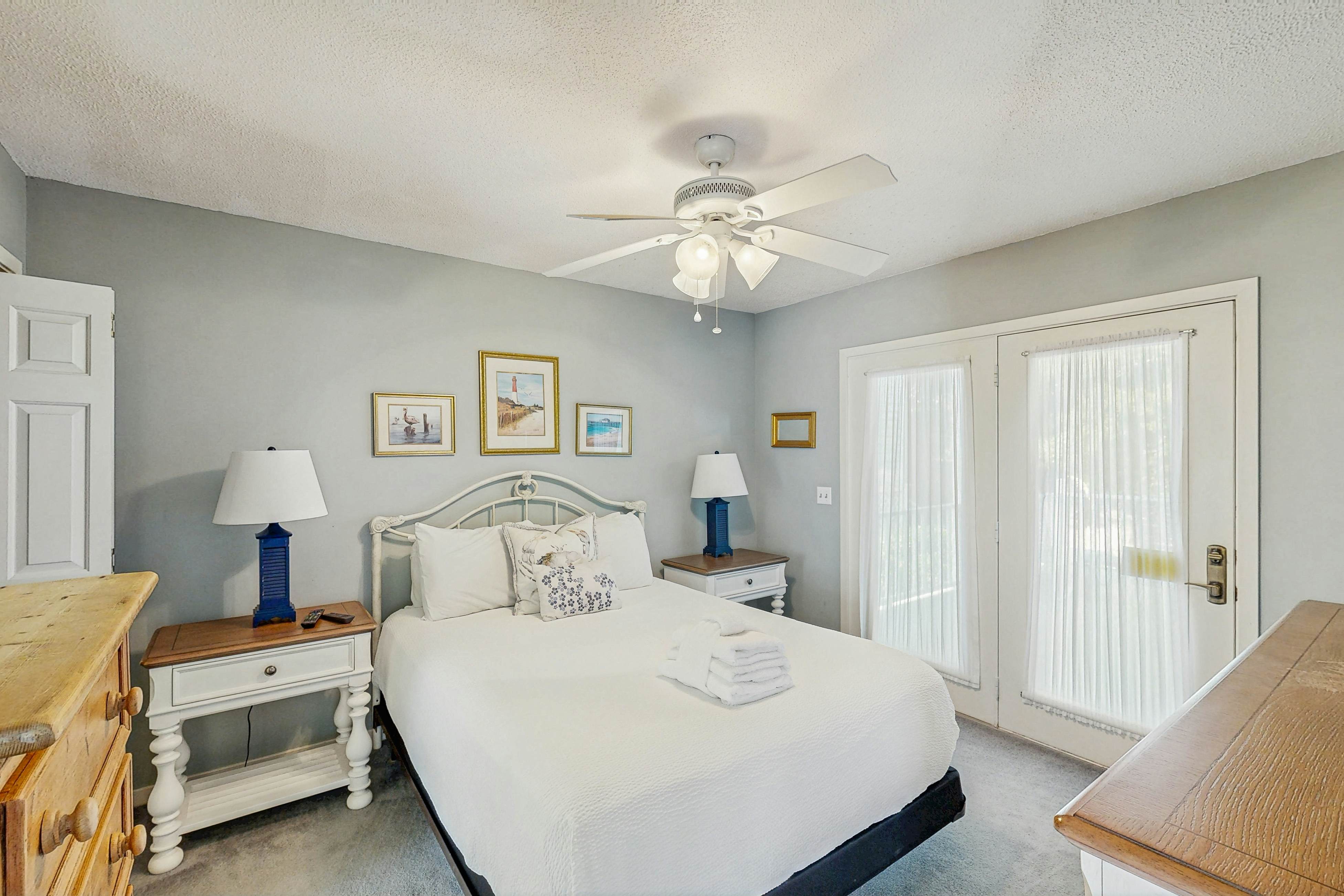 Beautifully decorated cottage steps from the beach with pool & open layout