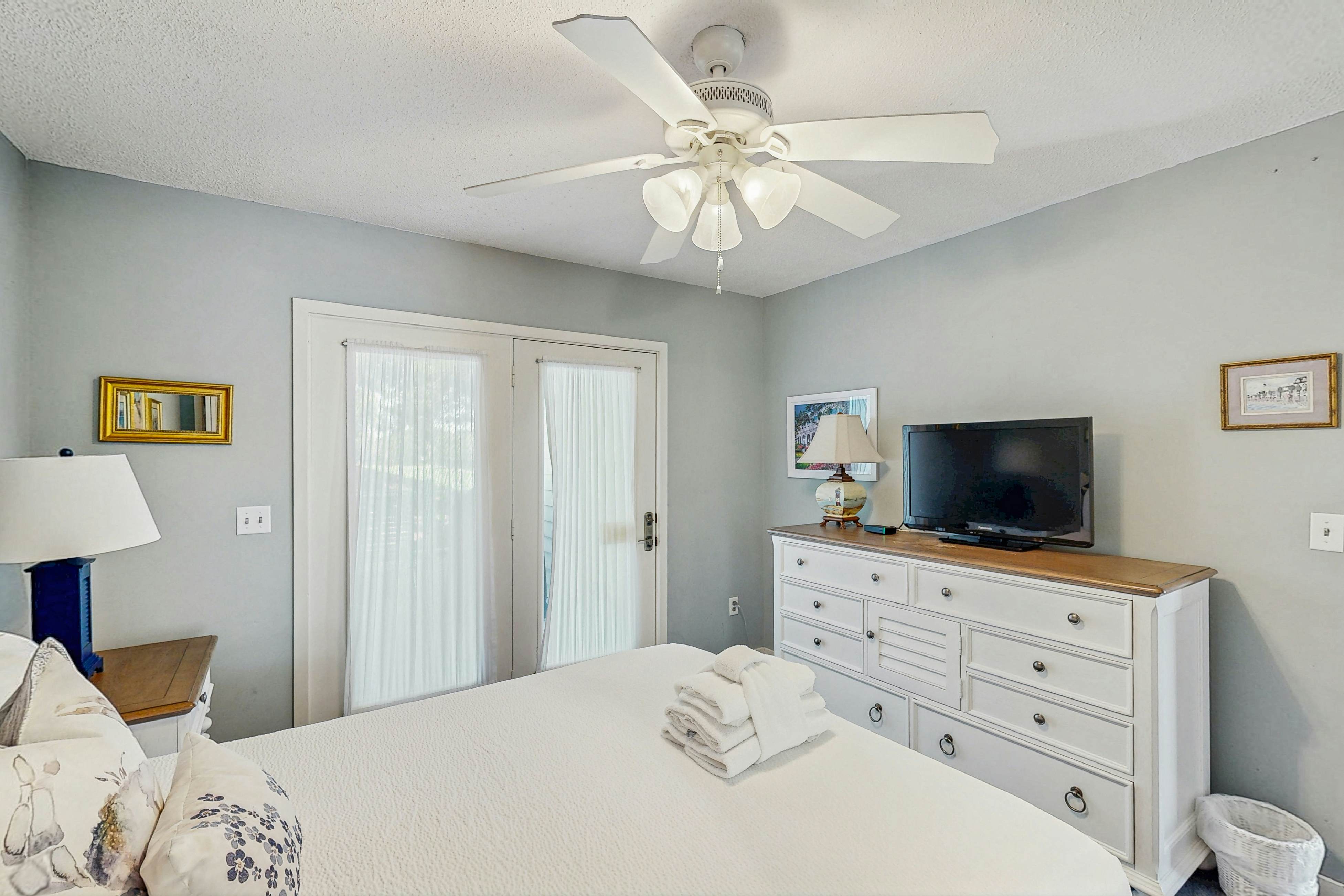 Beautifully decorated cottage steps from the beach with pool & open layout