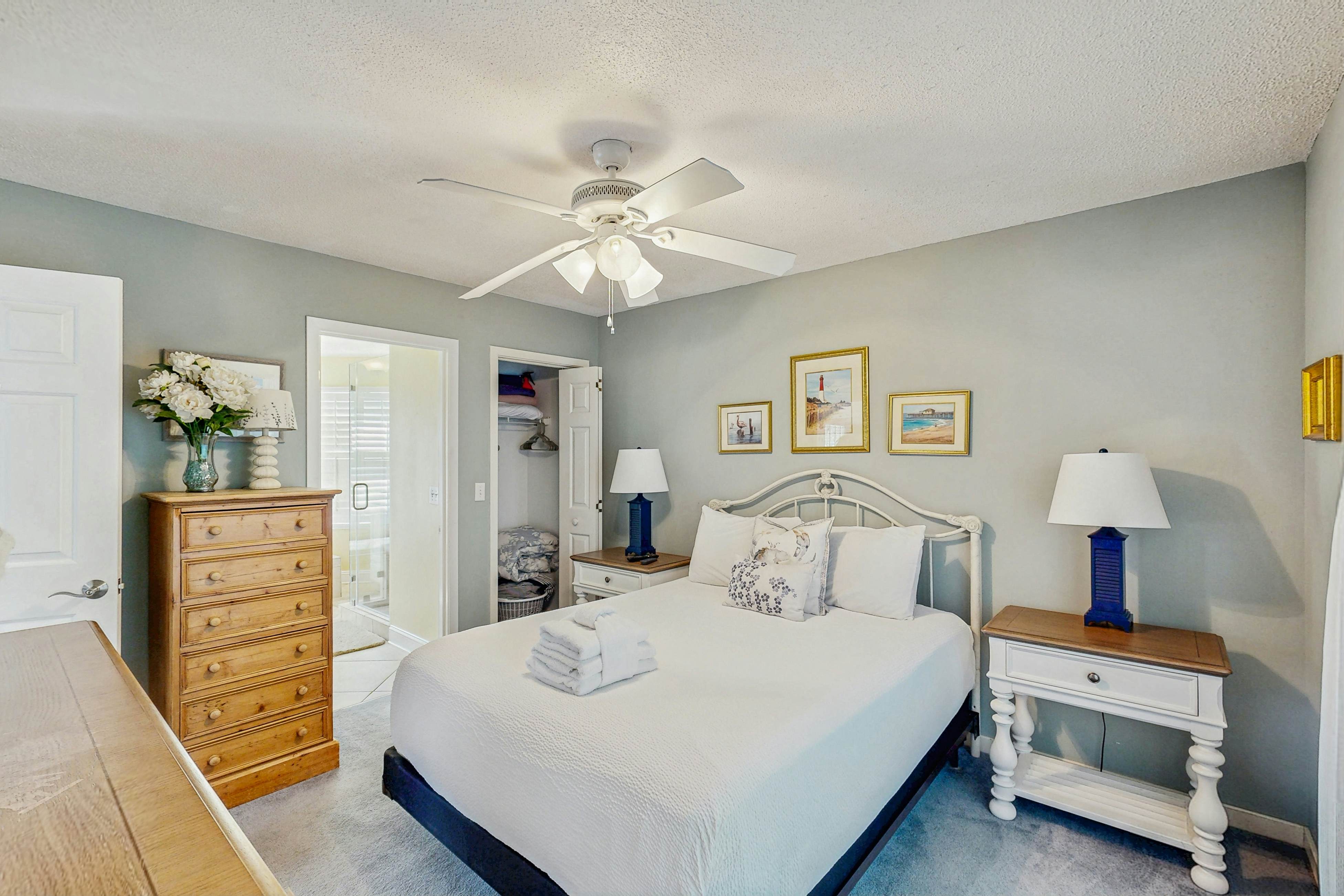 Beautifully decorated cottage steps from the beach with pool & open layout