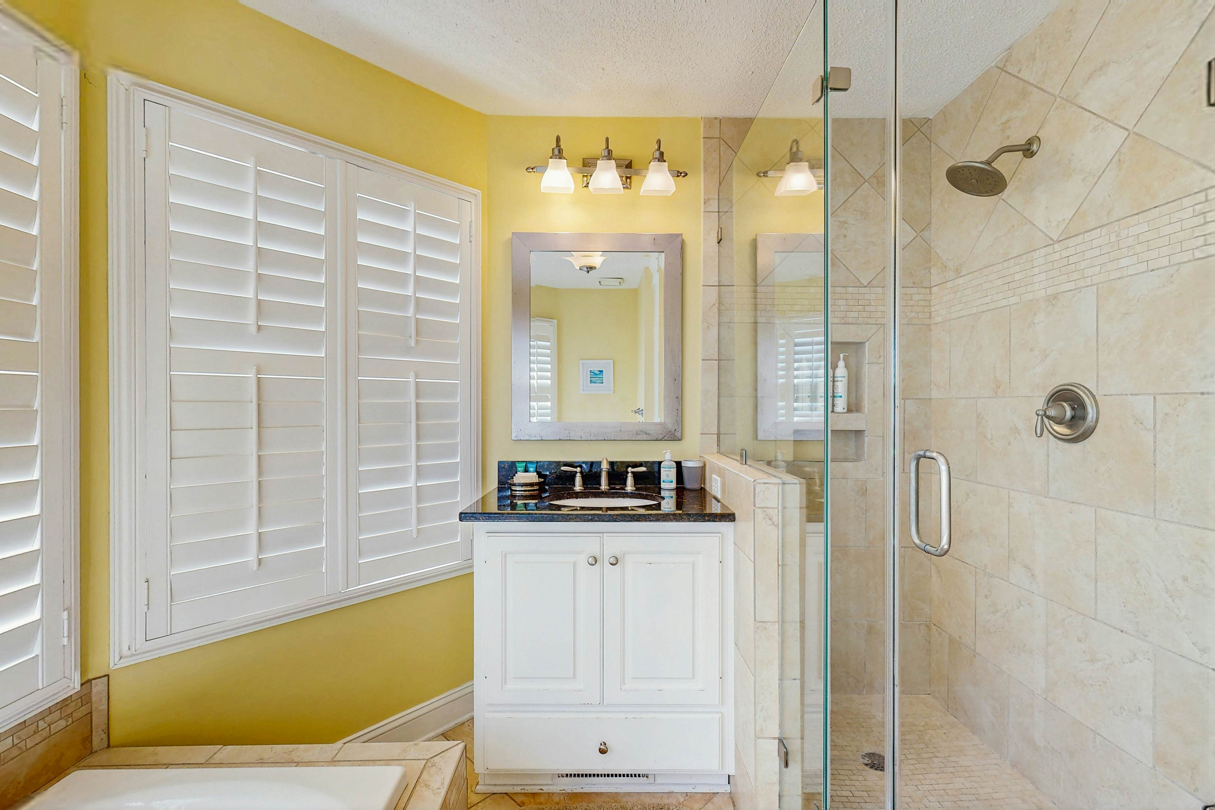 Beautifully decorated cottage steps from the beach with pool & open layout