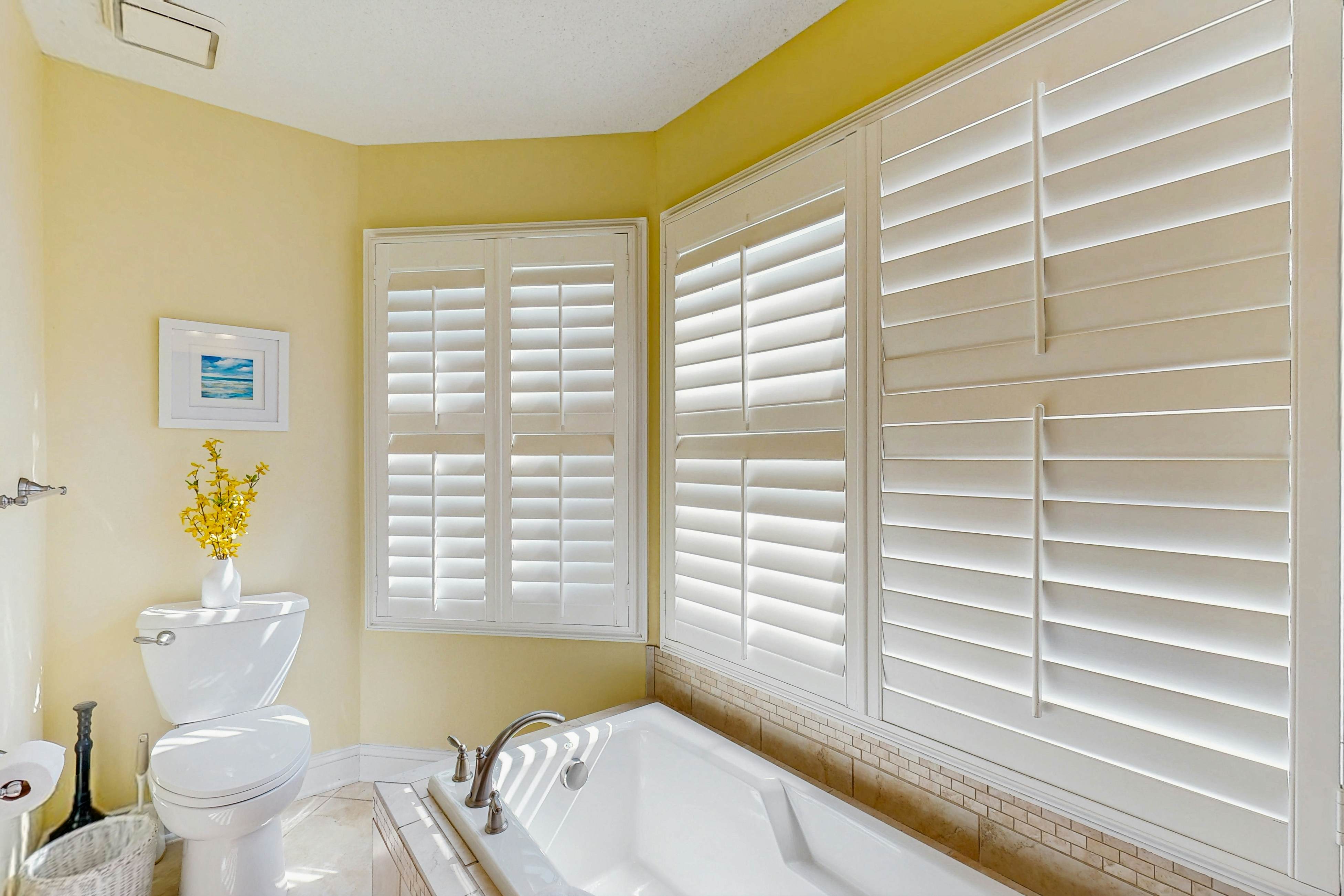 Beautifully decorated cottage steps from the beach with pool & open layout