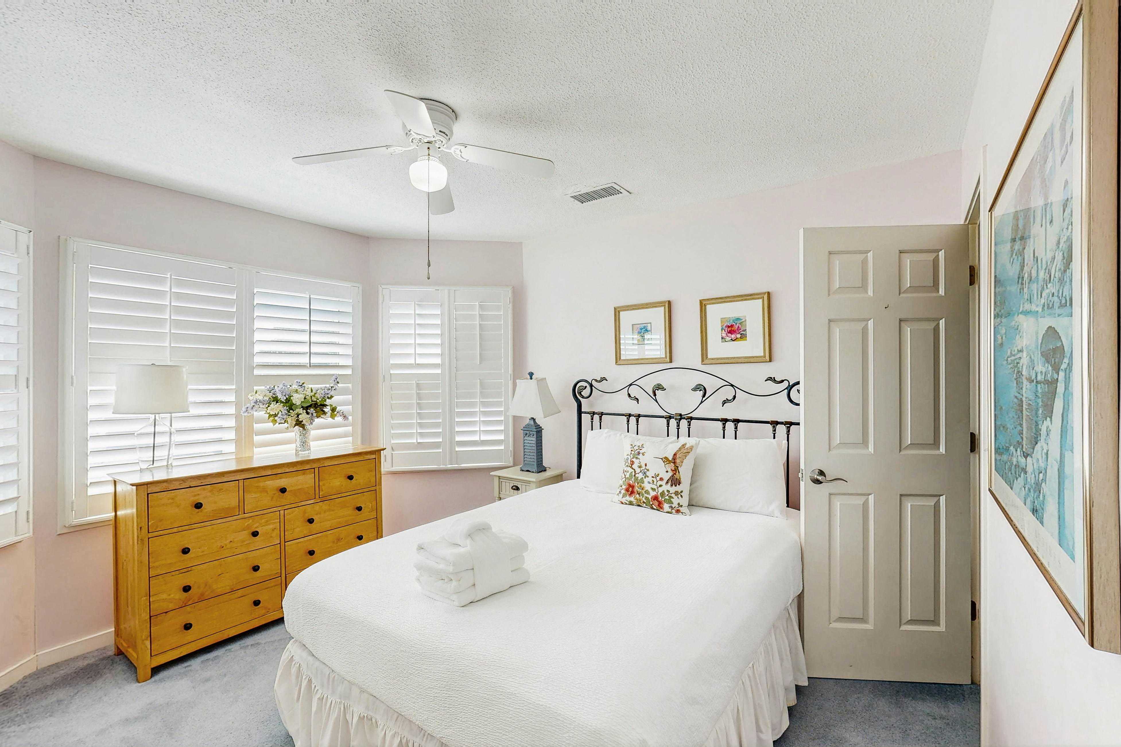 Beautifully decorated cottage steps from the beach with pool & open layout