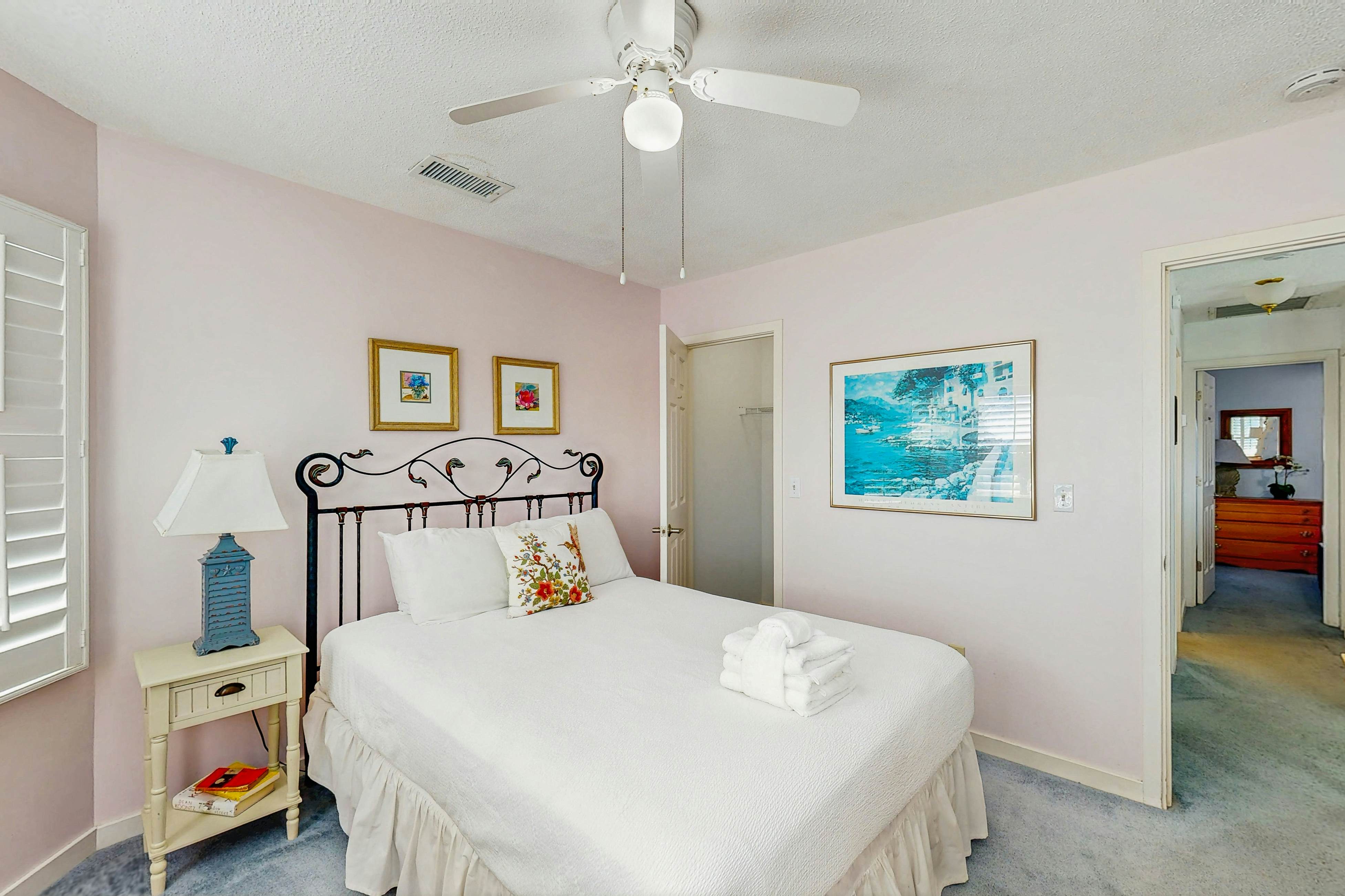 Beautifully decorated cottage steps from the beach with pool & open layout