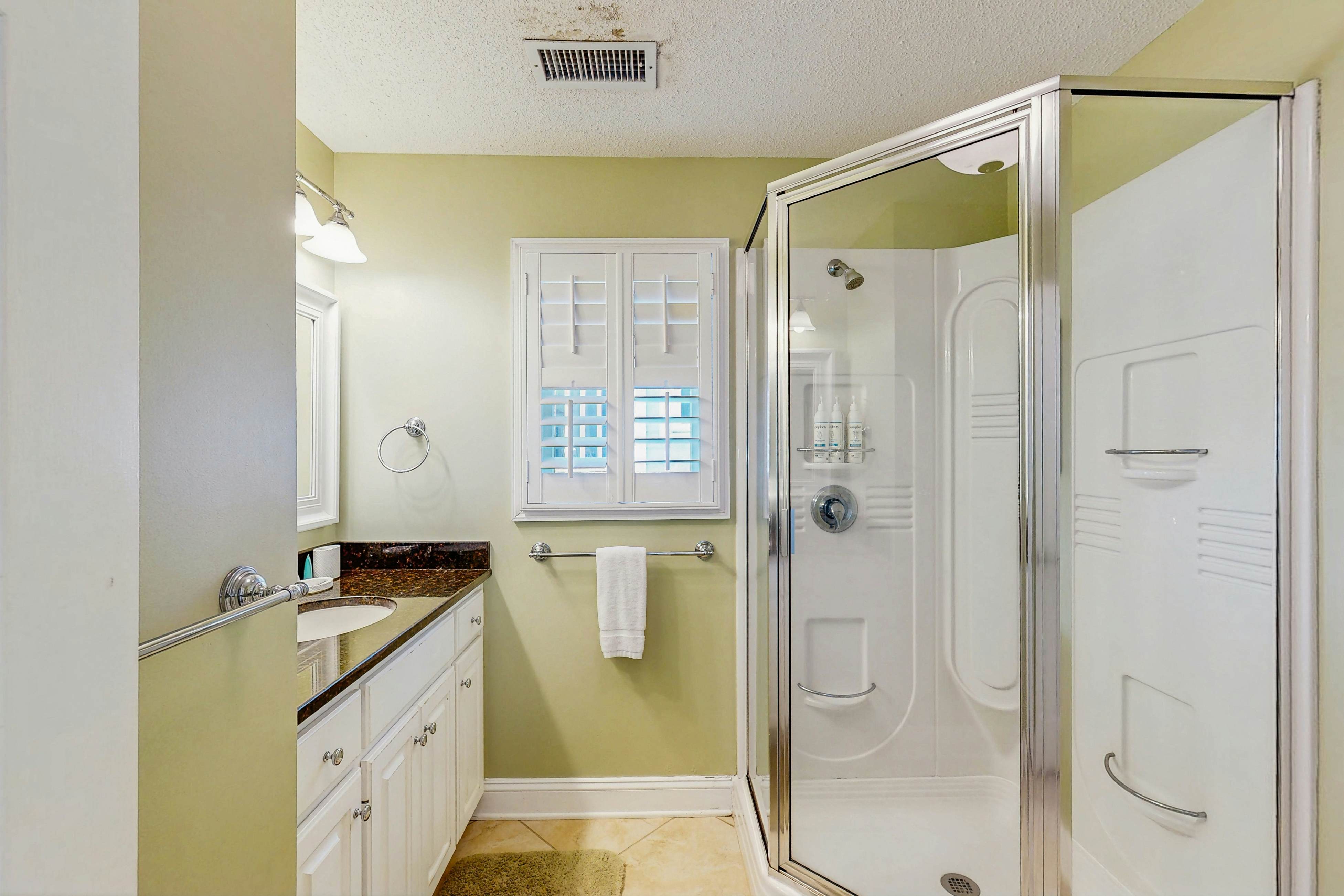 Beautifully decorated cottage steps from the beach with pool & open layout