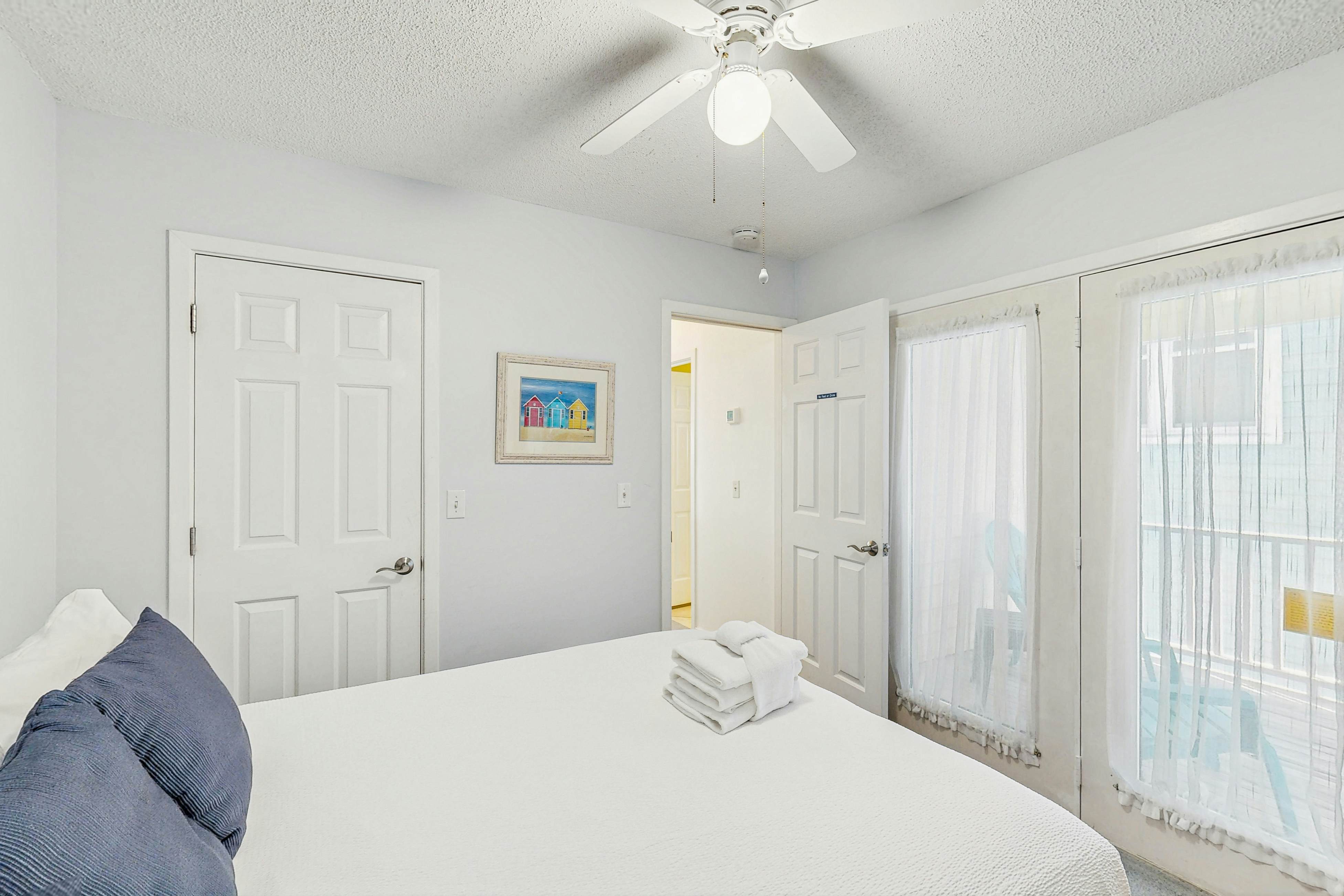 Beautifully decorated cottage steps from the beach with pool & open layout