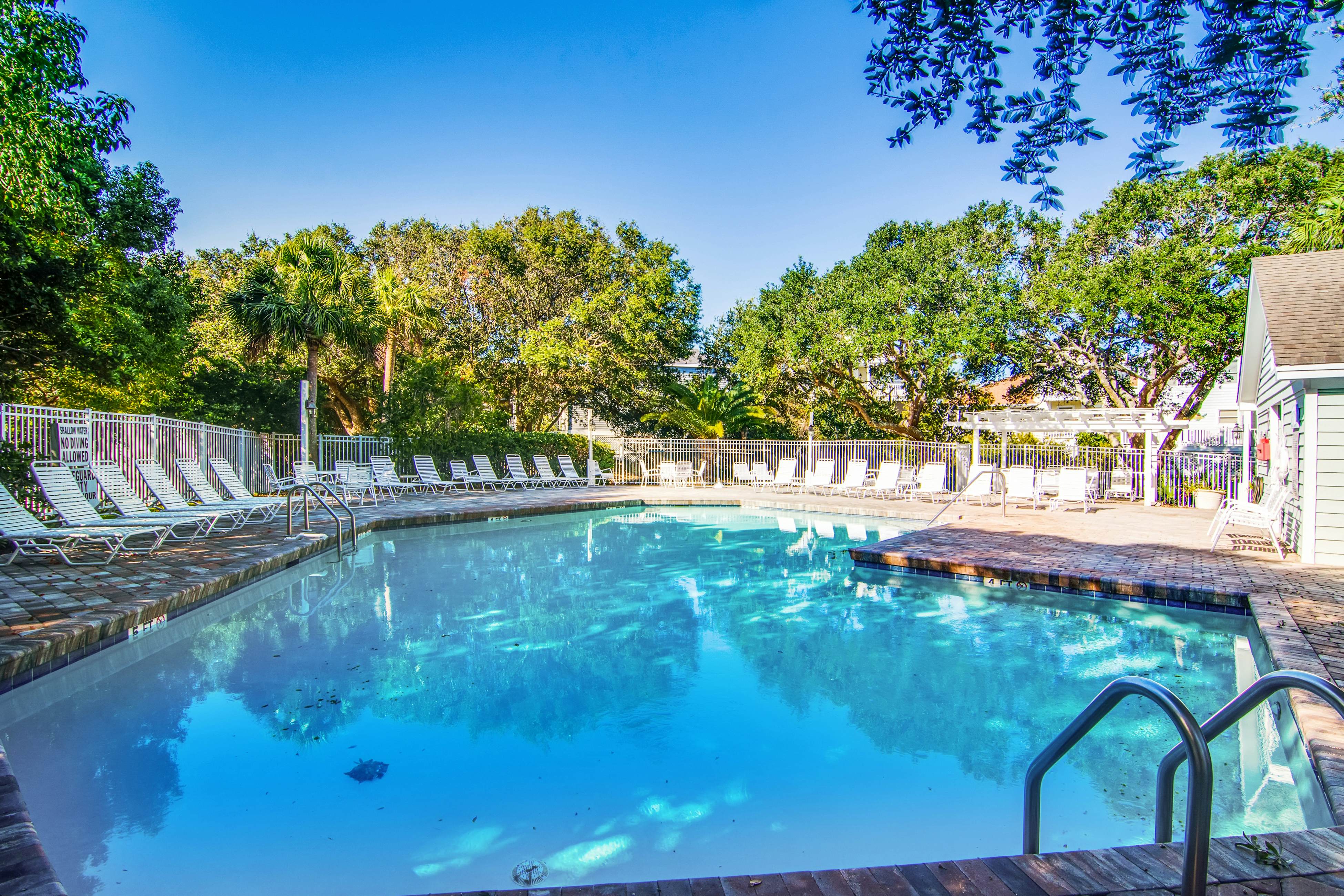 Beautifully decorated cottage steps from the beach with pool & open layout
