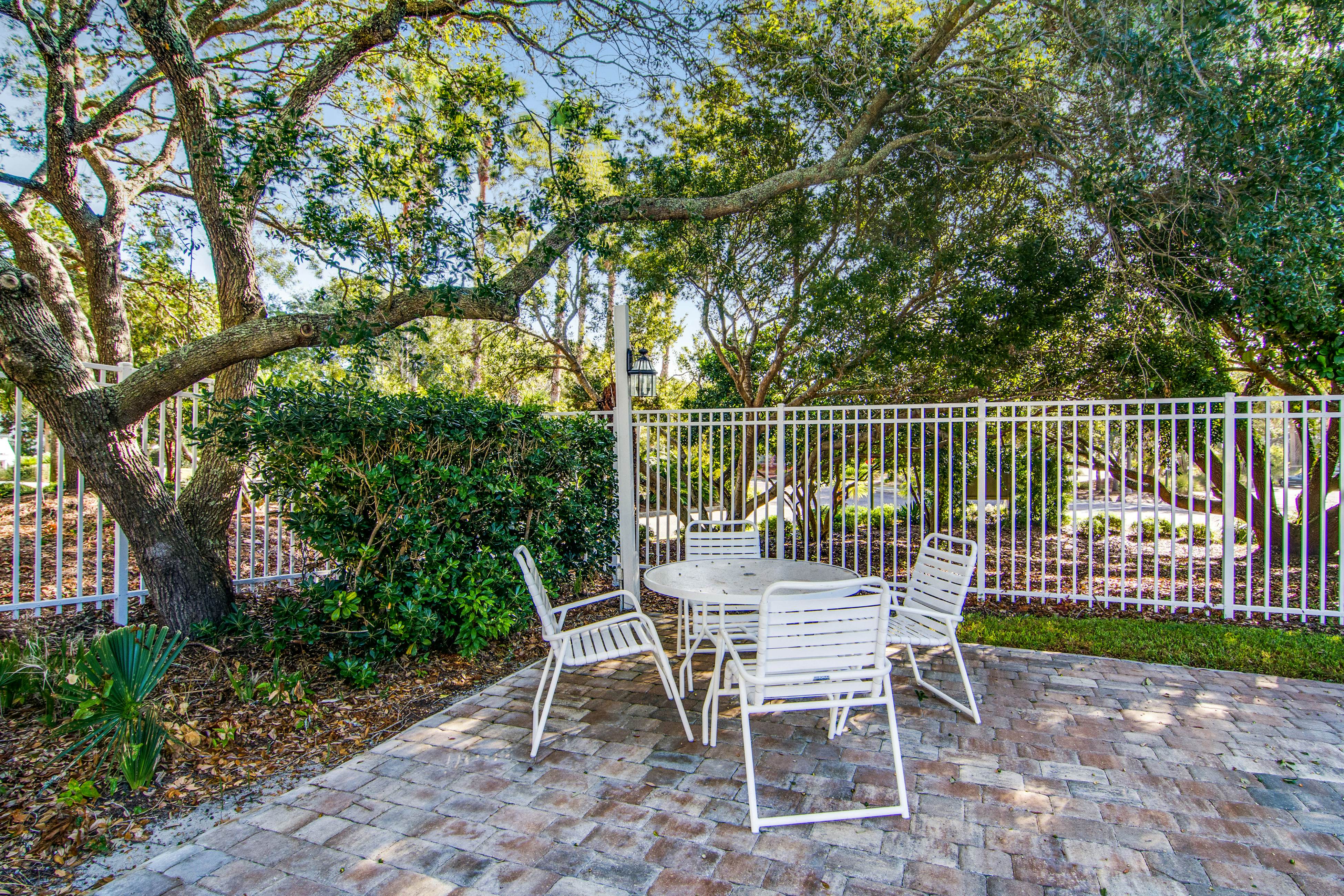 Beautifully decorated cottage steps from the beach with pool & open layout