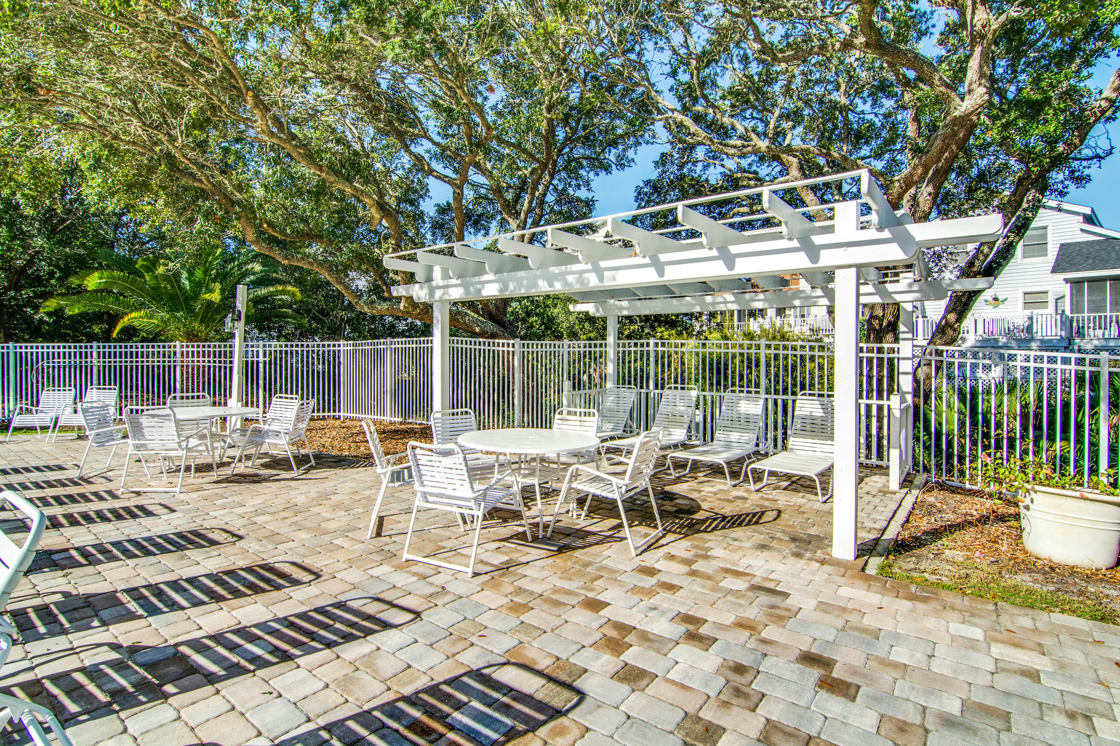 Beautifully decorated cottage steps from the beach with pool & open layout