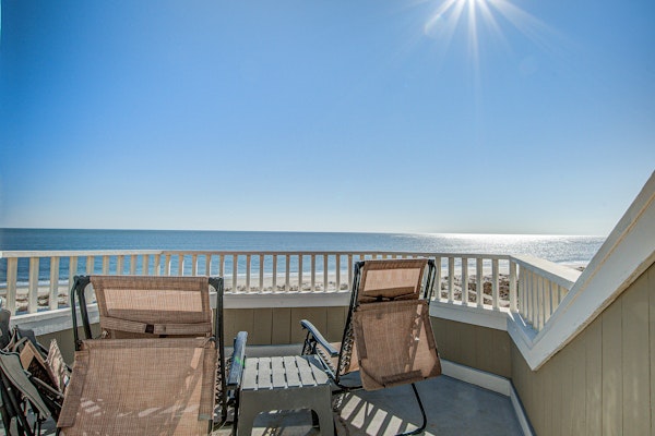 Top-floor Oceanfront Villa with spectacular ocean views - prime location