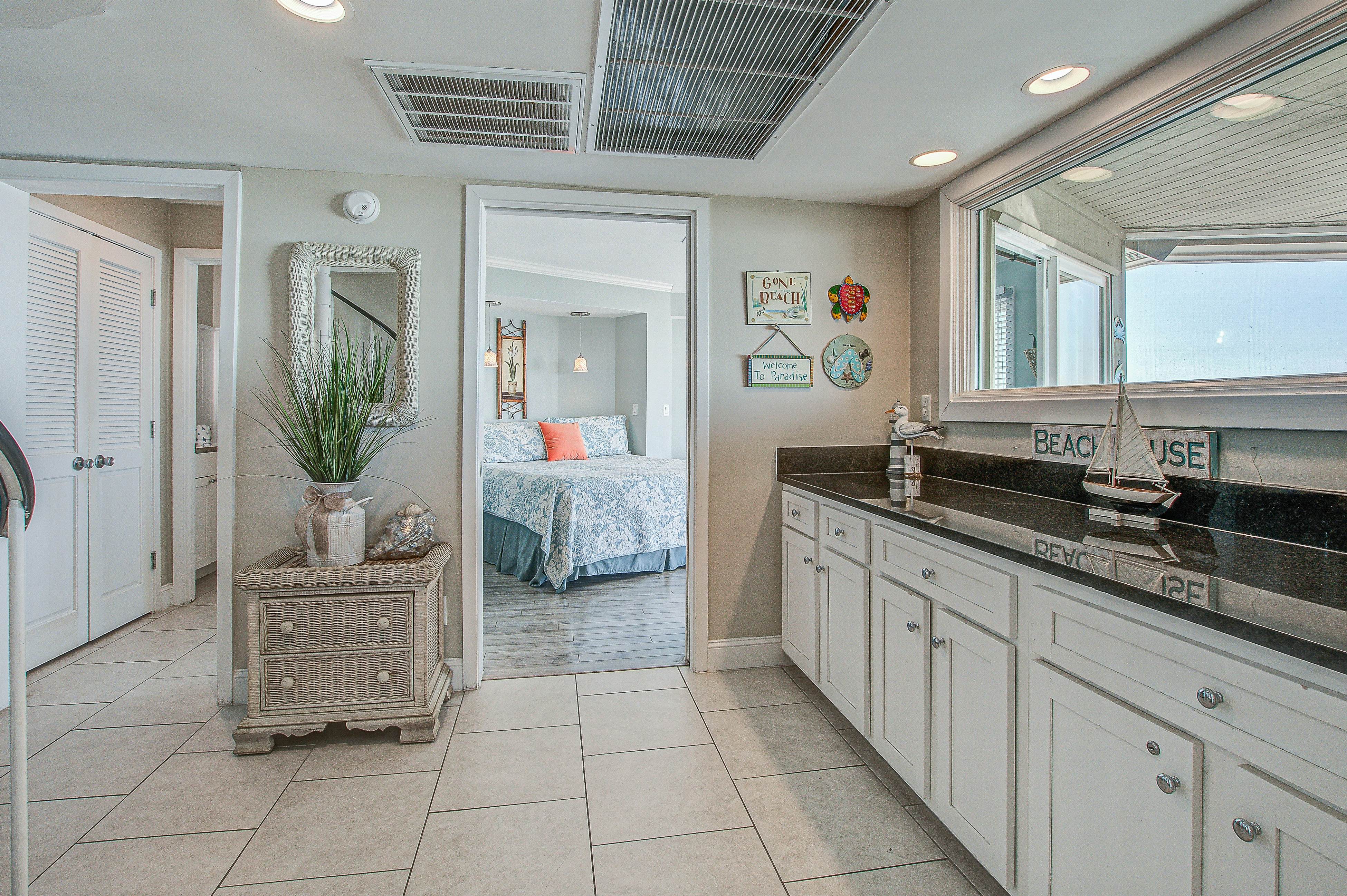 Top-floor Oceanfront Villa with spectacular ocean views - prime location