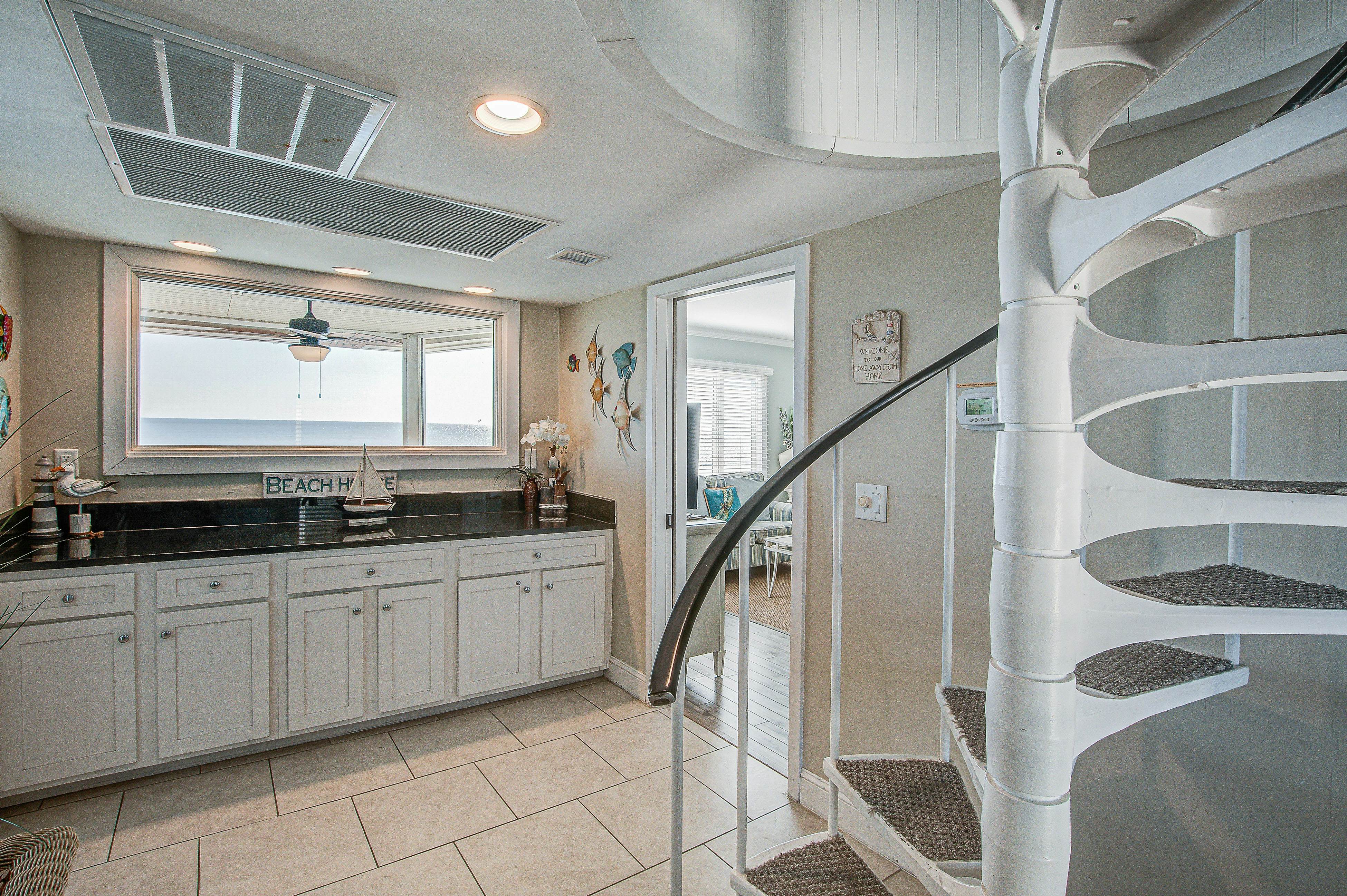 Top-floor Oceanfront Villa with spectacular ocean views - prime location