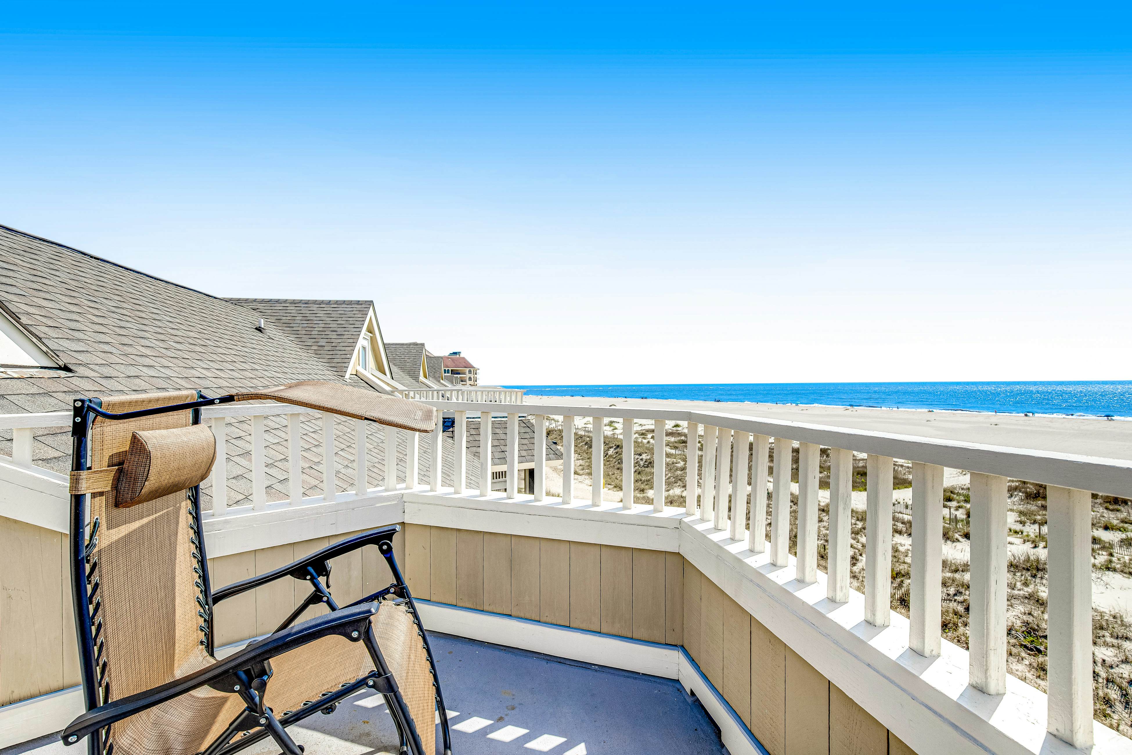 Top-floor Oceanfront Villa with spectacular ocean views - prime location