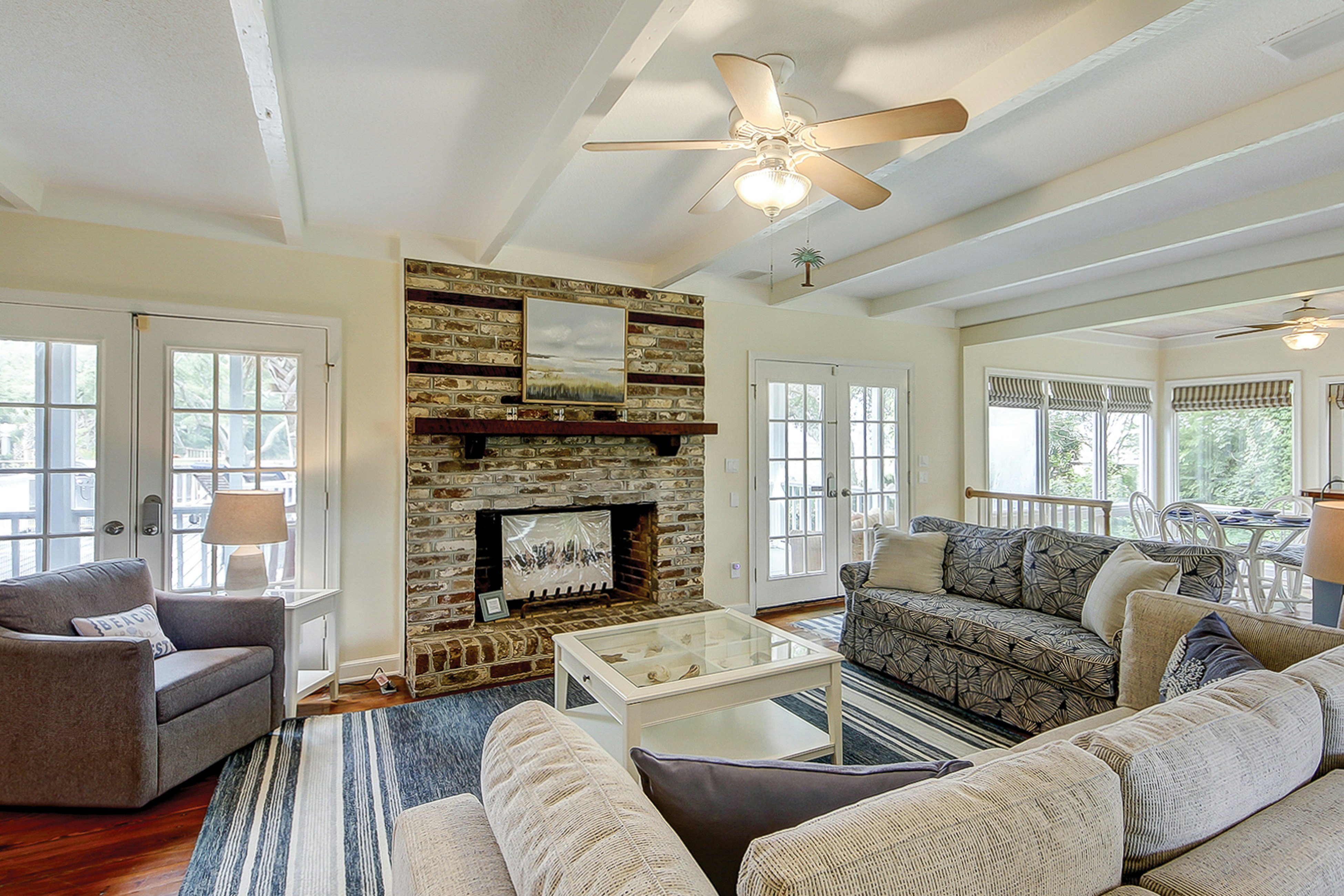 Beautiful home on lush lot with boardwalk to marsh, large deck, wifi, central ac