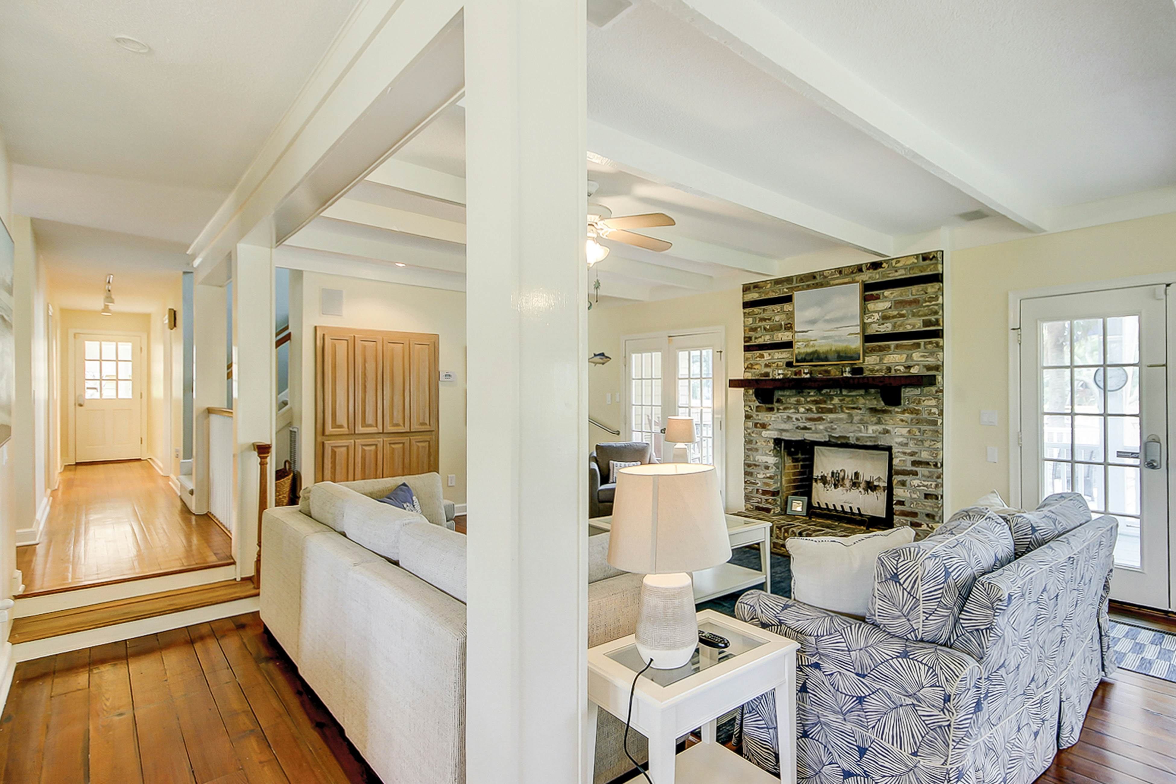 Beautiful home on lush lot with boardwalk to marsh, large deck, wifi, central ac