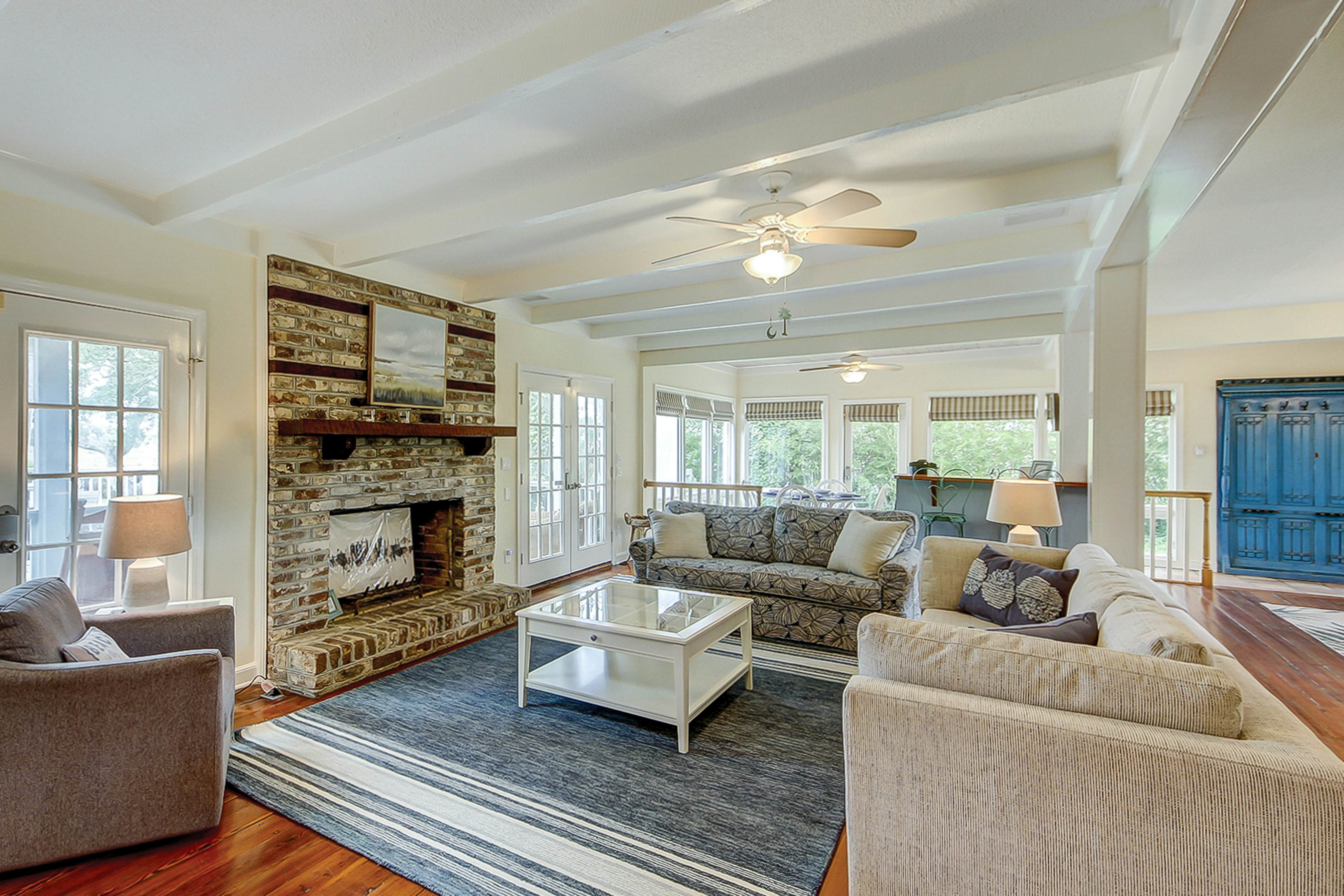 Beautiful home on lush lot with boardwalk to marsh, large deck, wifi, central ac