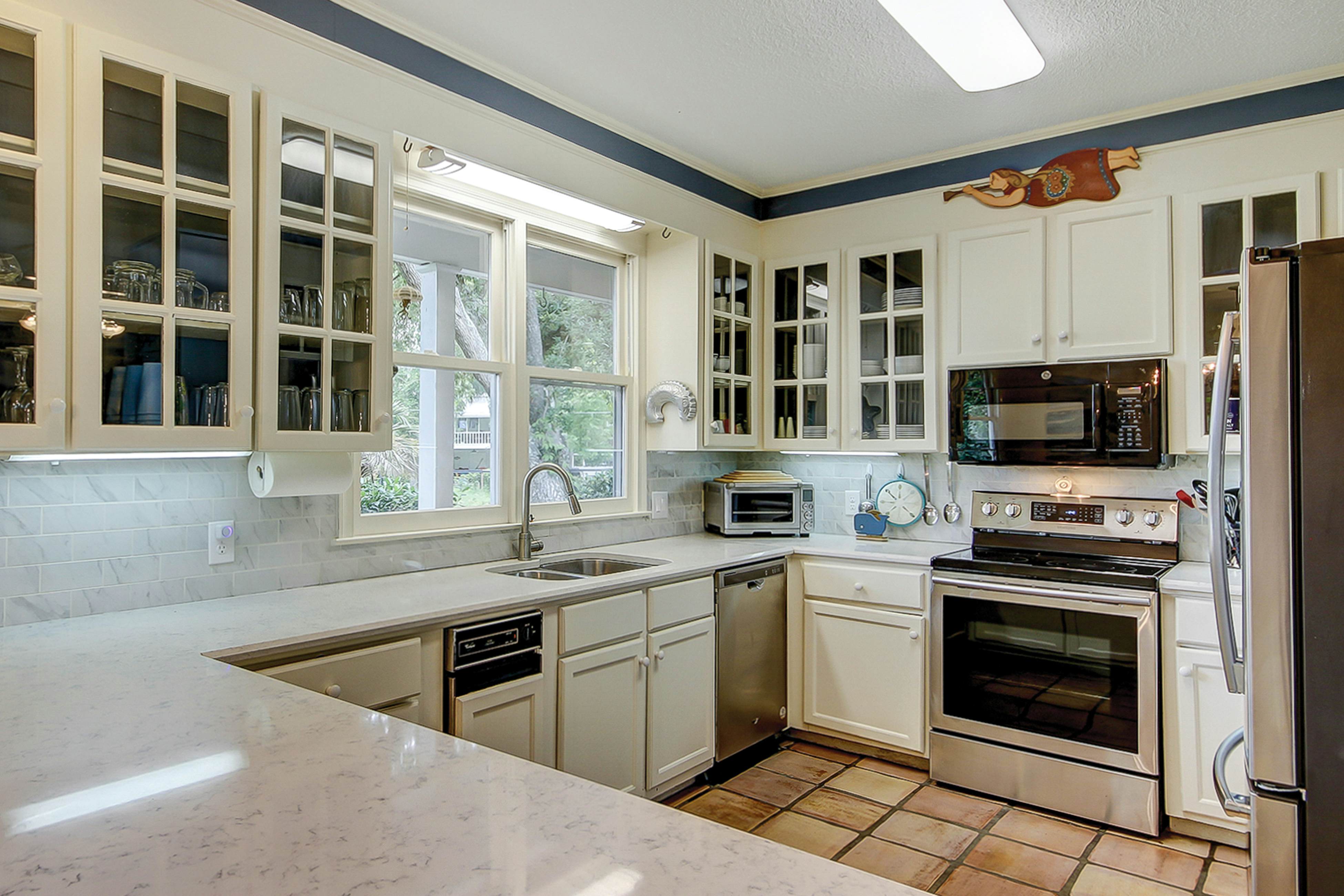 Beautiful home on lush lot with boardwalk to marsh, large deck, wifi, central ac