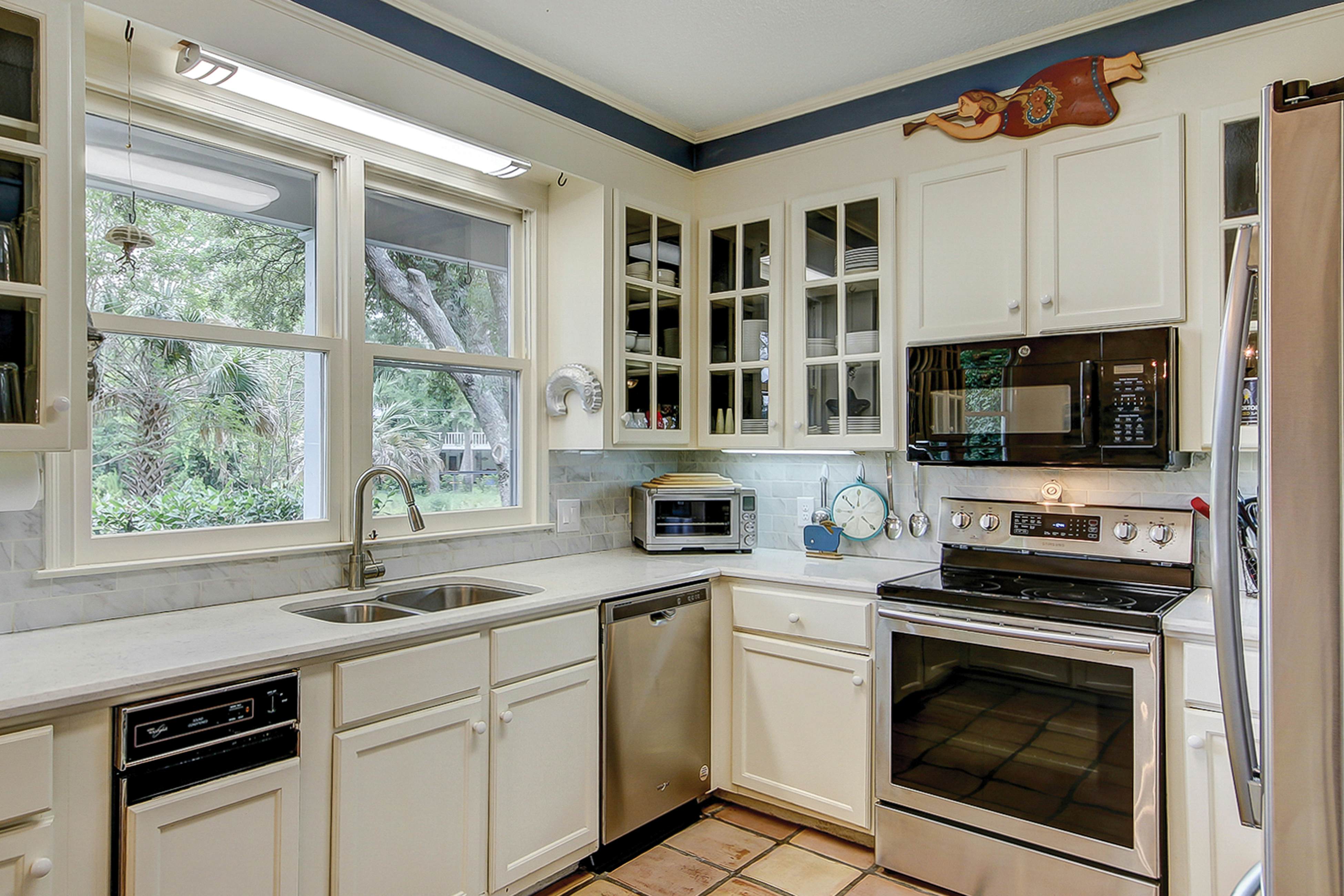 Beautiful home on lush lot with boardwalk to marsh, large deck, wifi, central ac