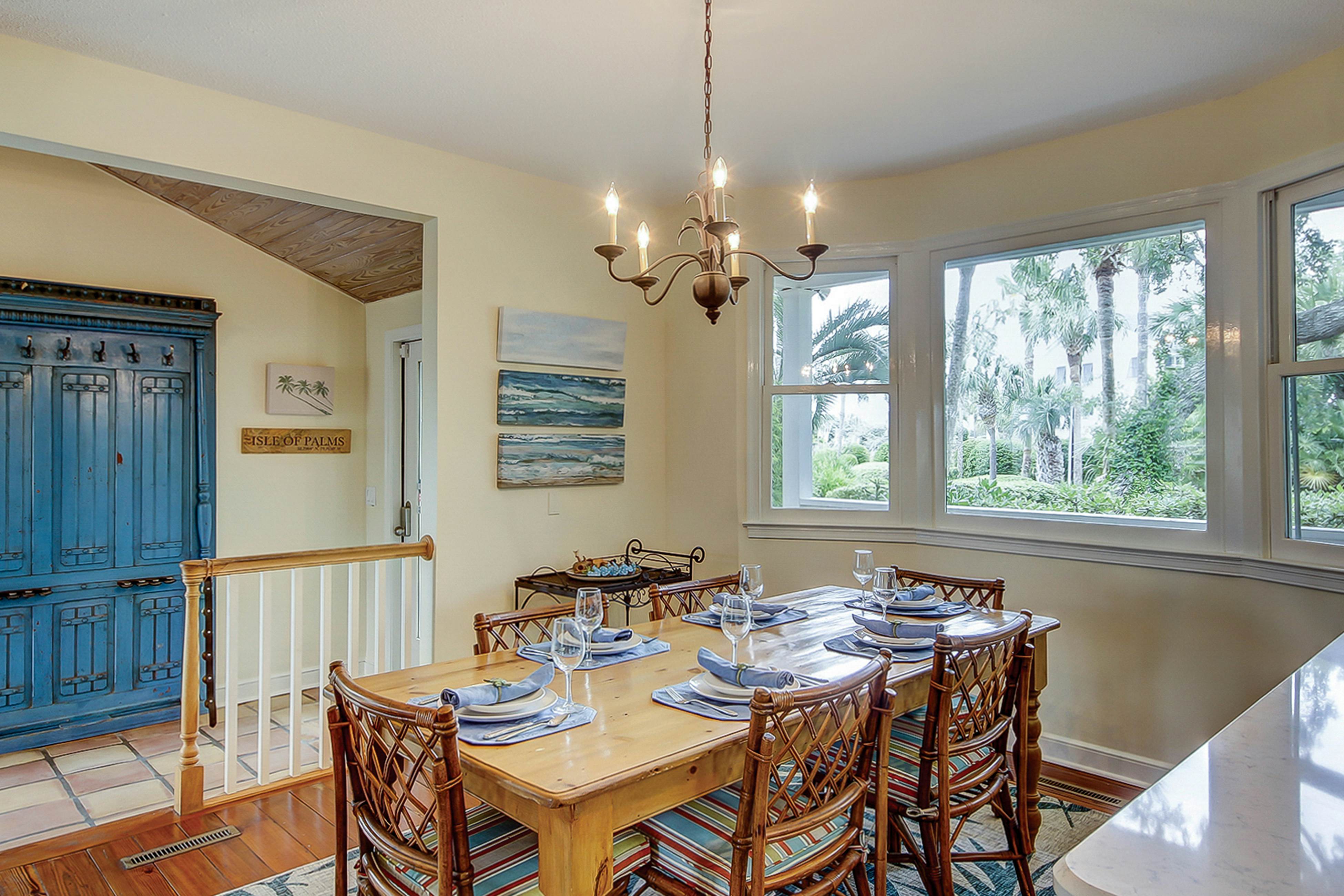 Beautiful home on lush lot with boardwalk to marsh, large deck, wifi, central ac