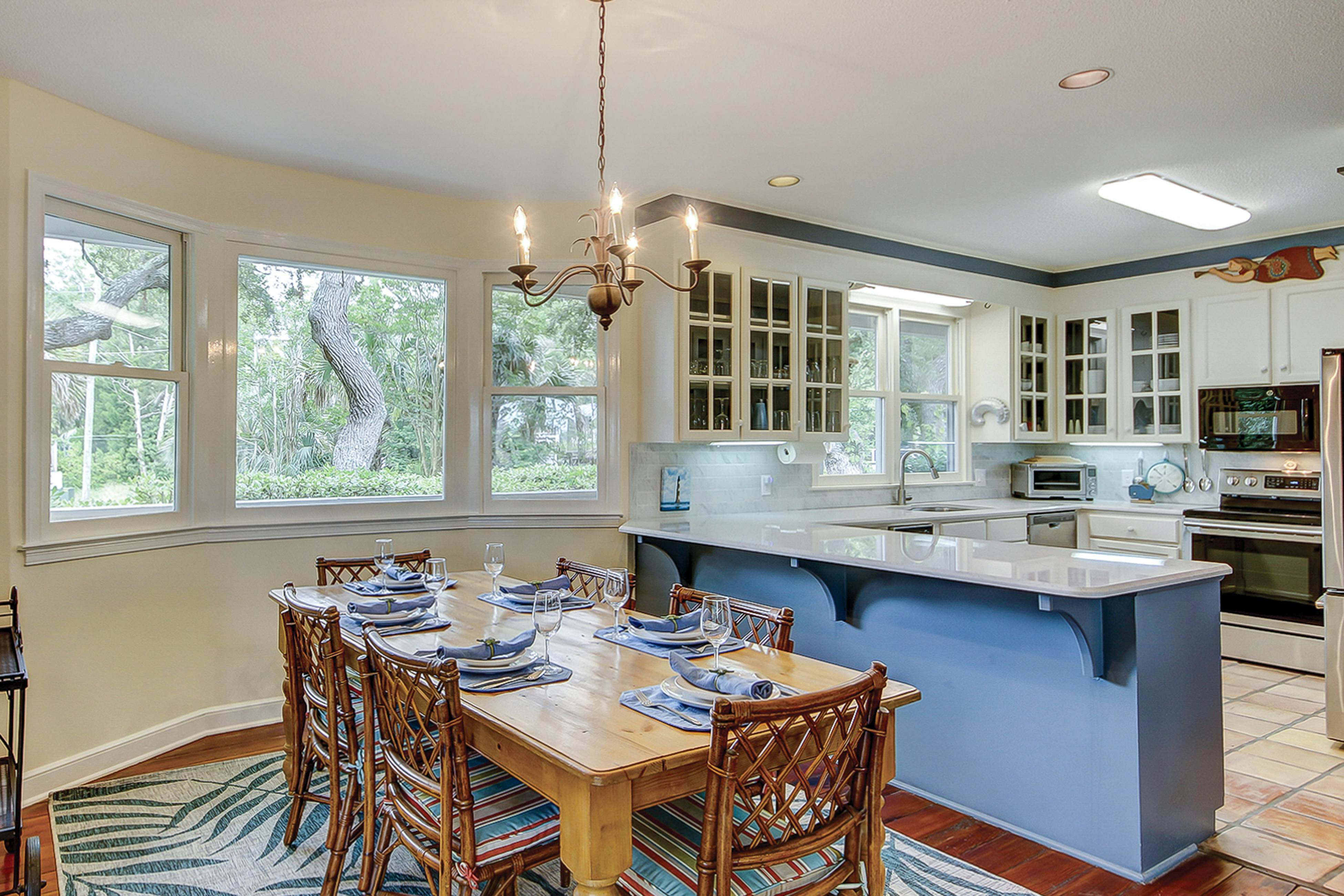 Beautiful home on lush lot with boardwalk to marsh, large deck, wifi, central ac