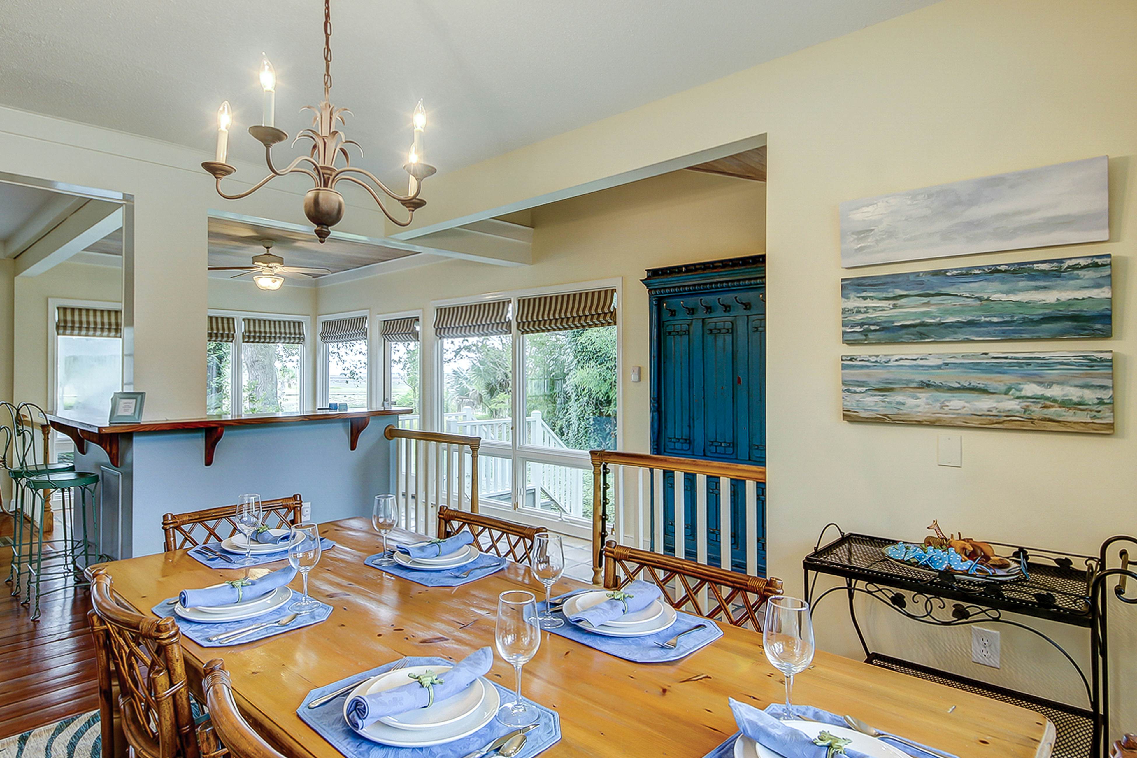 Beautiful home on lush lot with boardwalk to marsh, large deck, wifi, central ac